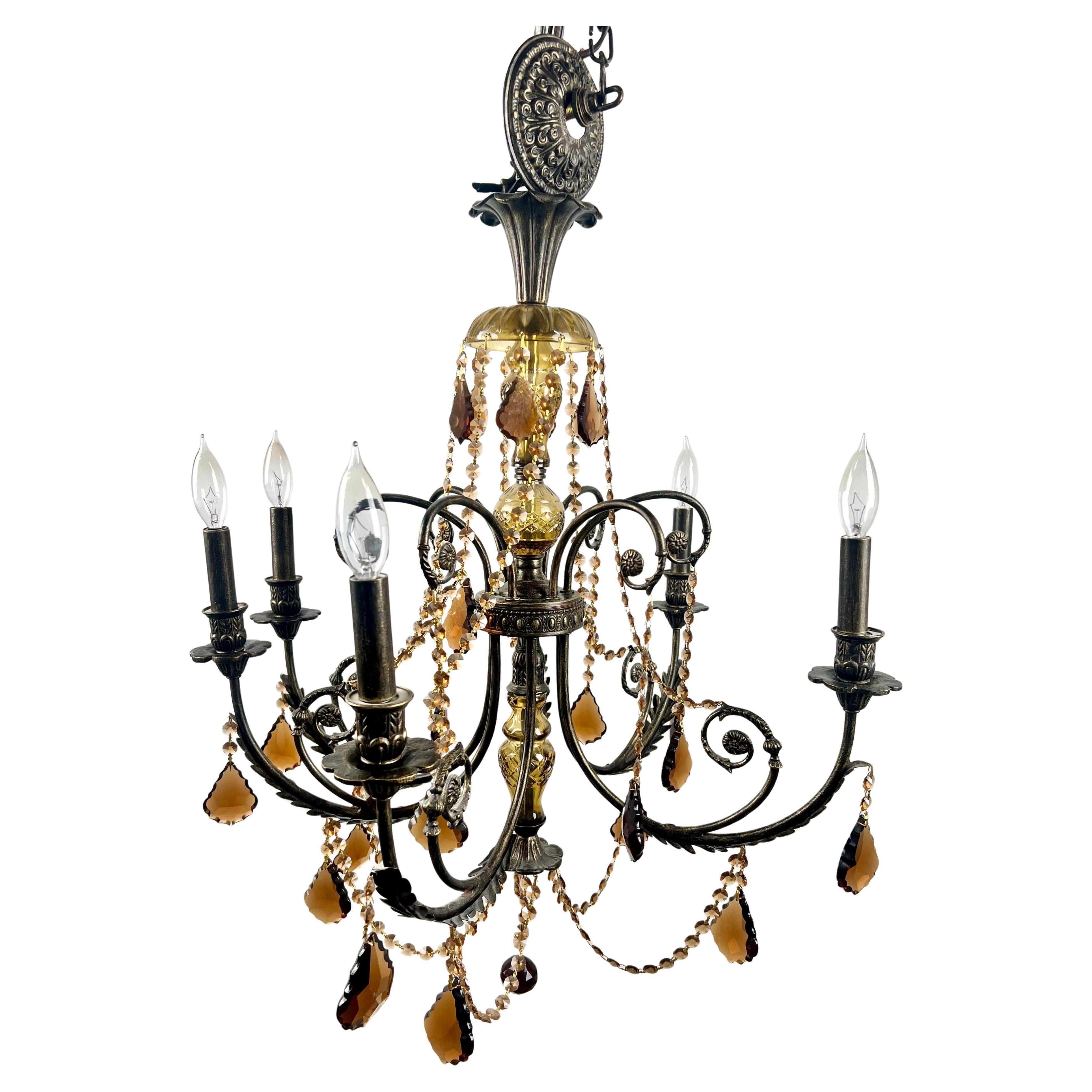 Lámpara de araña de bronce con gotas de cristal ámbar, 6 brazos, renacimiento French Rococo

Esta exquisita araña vintage de metal fundido bronceado muestra la grandeza romántica del estilo French Rococo Revival, que se distingue por sus curvas