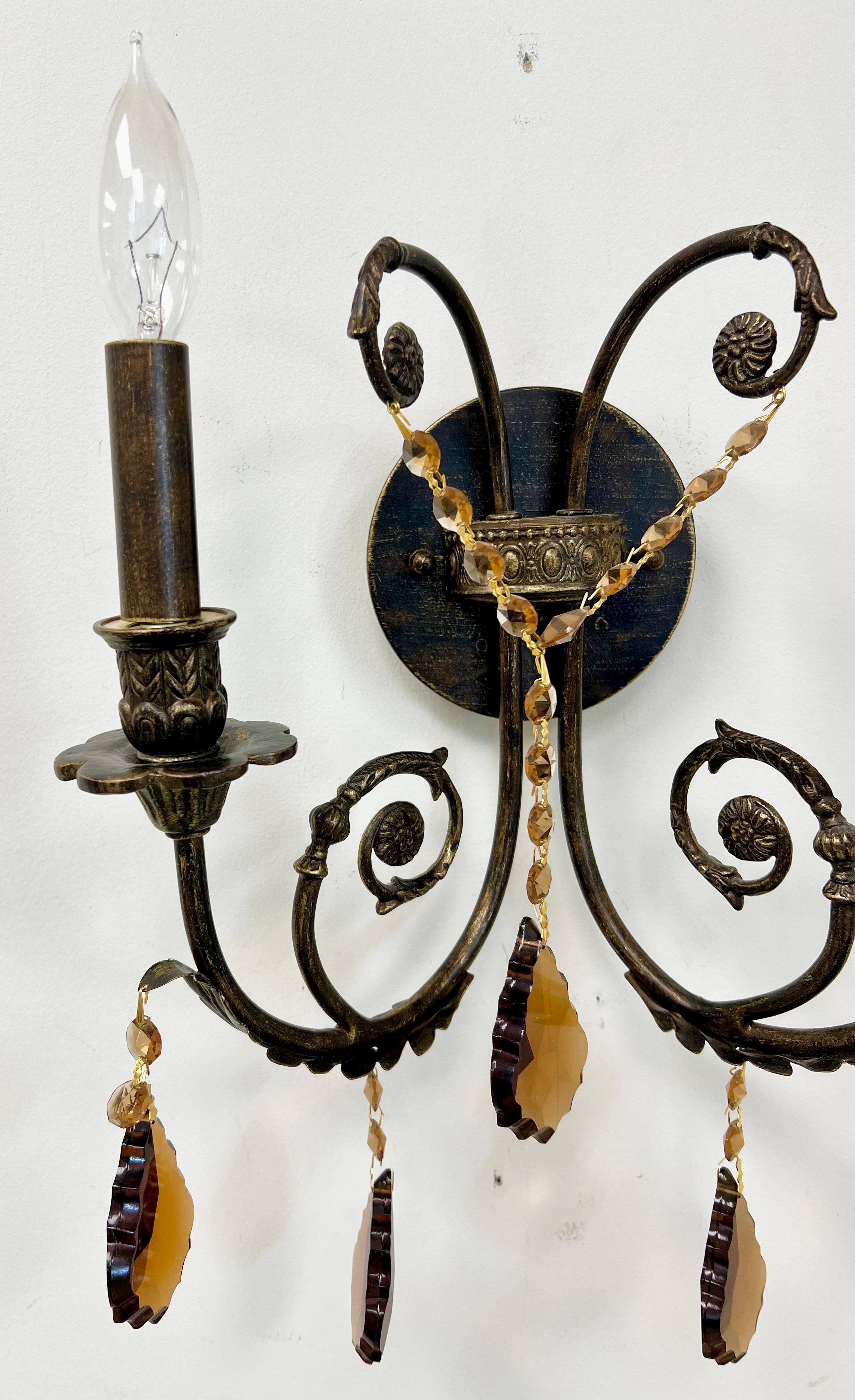 Cristallo Scontrino da parete French Rococo Revival in metallo fuso bronzato con cristallo d'ambra, set di 4 pezzi in vendita