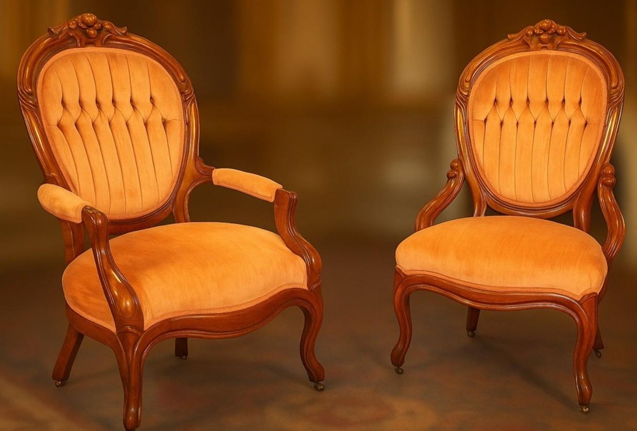 Aggiungi un'aria di fascino regale ai tuoi interni con questo splendido set di sedie French Rococo Revival: una squisita miscela di artigianato, comfort e arte decorativa.

Il set comprende:
Una poltrona da gentiluomo - generosa, imponente e ricca