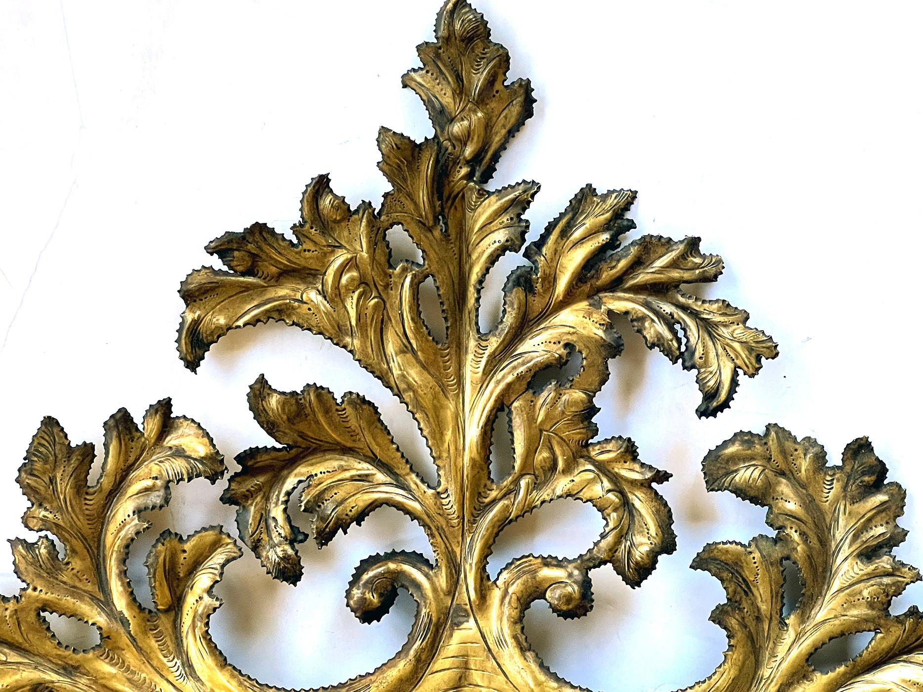 Französischer Rokoko-Revival-Spiegel aus Repoussé und geschliffenem Messing mit konvexen Blättern (Neurokoko) im Angebot