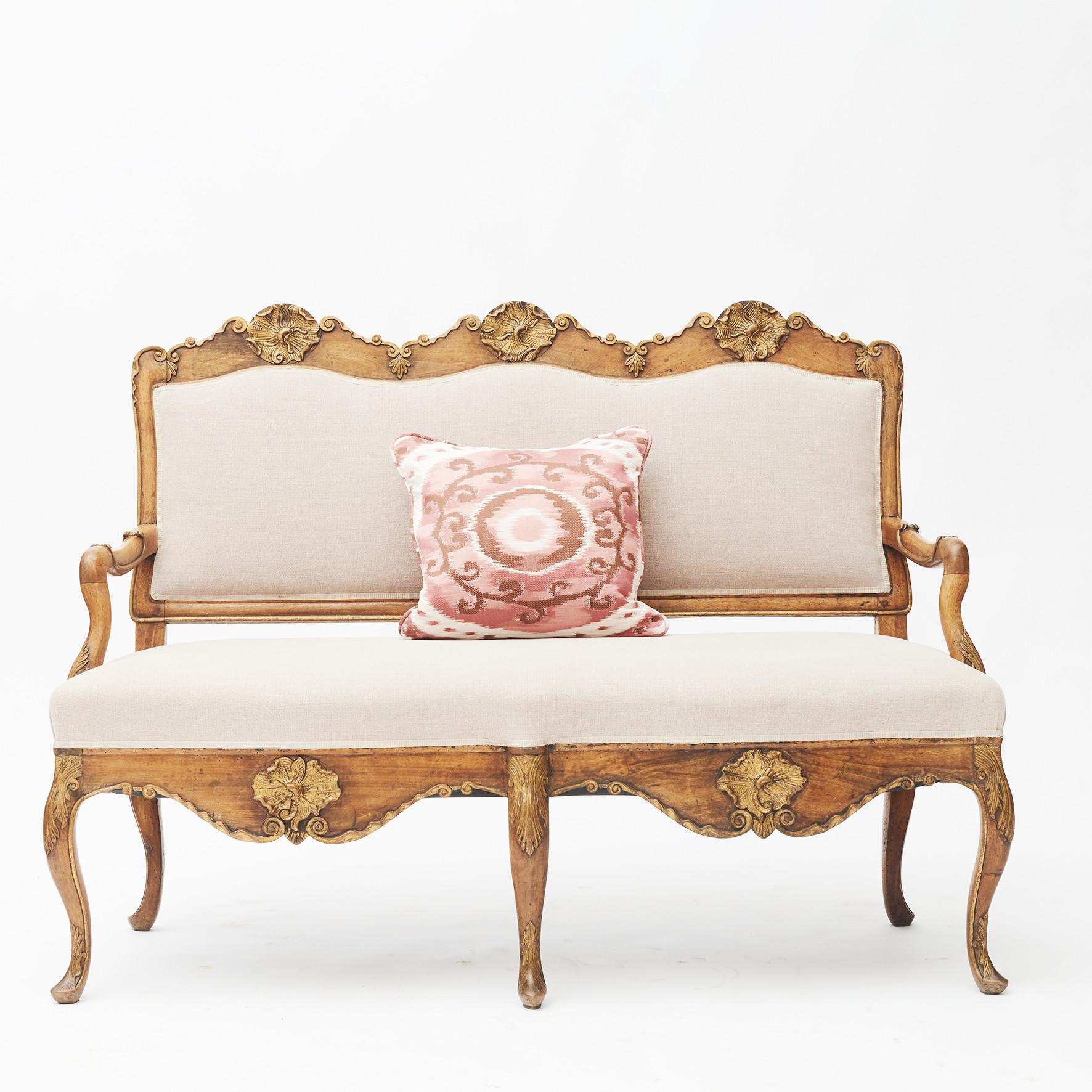 French Rococo sofa bench. Made in gilt walnut decorated with carved foliage motifs.
In original condition. Beautiful patina.
France, 1760-1770.
Newly upholstered in canvas / linen.
 