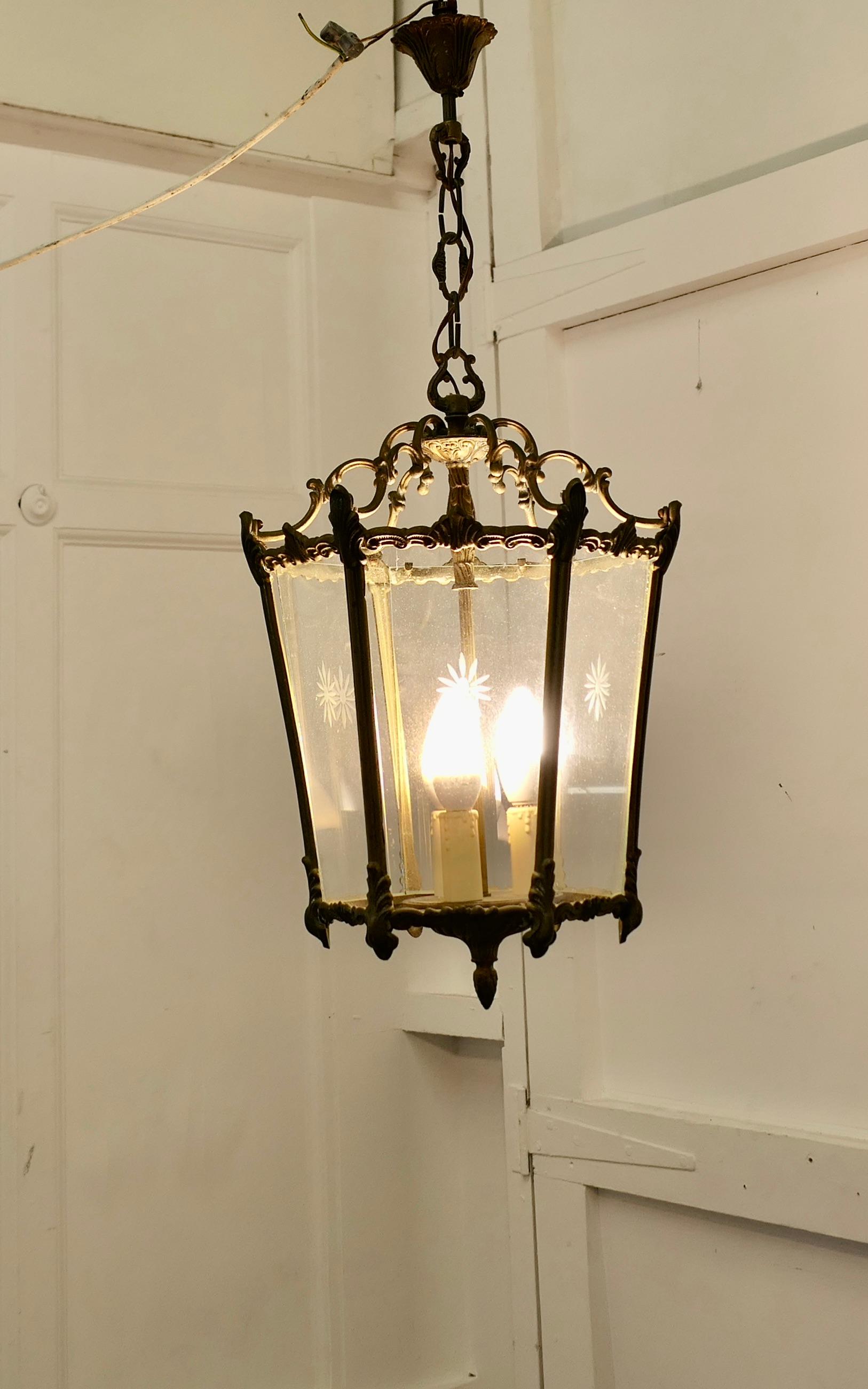 Französisch Rokoko-Stil Messing und geätztem Glas Laterne Hall Light

Eine hervorragende Qualität schwere Messing-Laterne, das Licht hat 6 klare Glasscheiben, diese sind jeweils mit einem Starburst in der Mitte geätzt

Die Laterne ist im