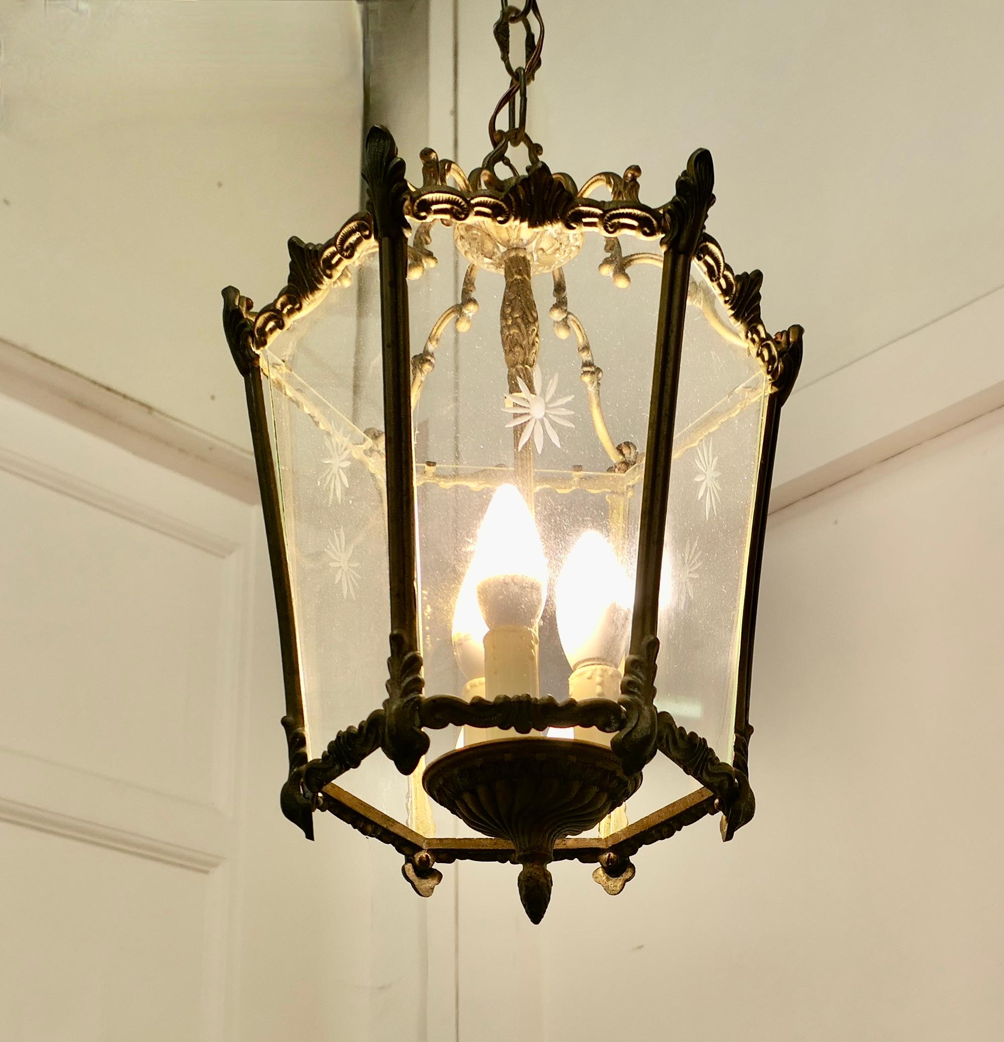 Französisch Rokoko-Stil Messing und geätztem Glas Laterne Hall Light im Zustand „Gut“ in Godshill, Isle of Wight