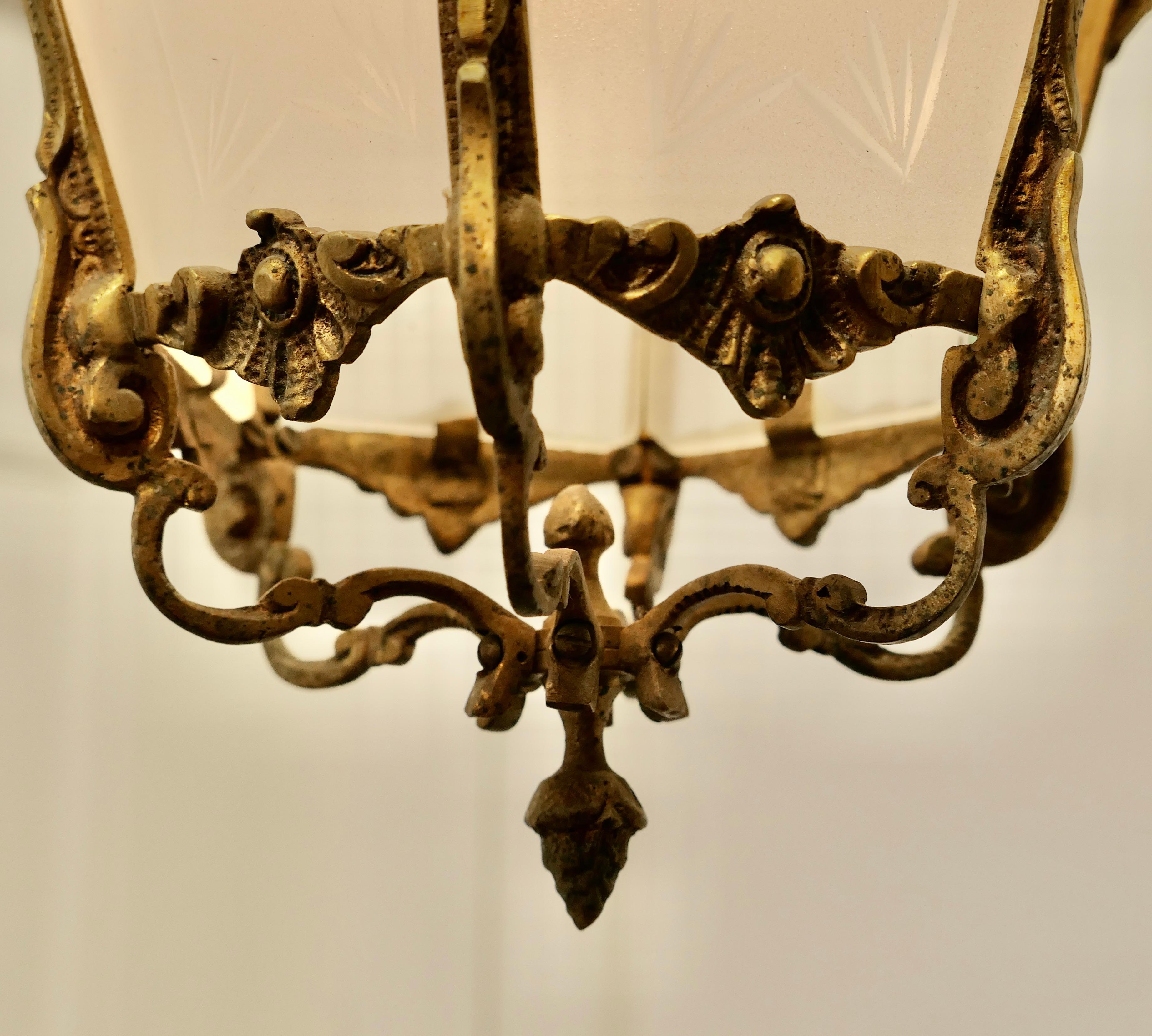 Französisch Rokoko-Stil Messing und geätztem Glas Laterne Hall Light    (Frühes 20. Jahrhundert) im Angebot
