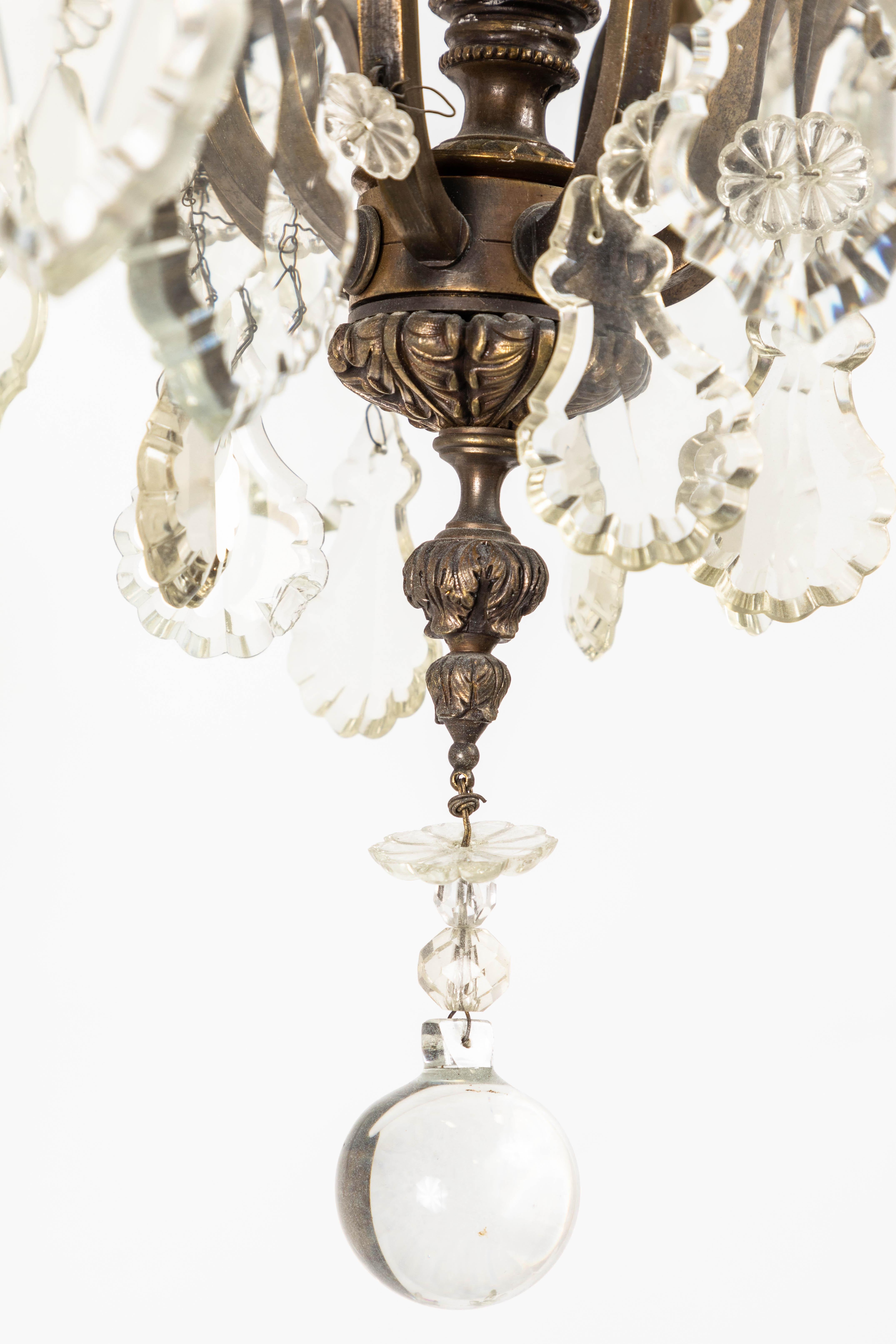 Französischer 8-Licht-Kronleuchter aus Bronze im Rokoko-Stil des 19. Jahrhunderts mit handgeschliffenen Kristallen im Angebot 1