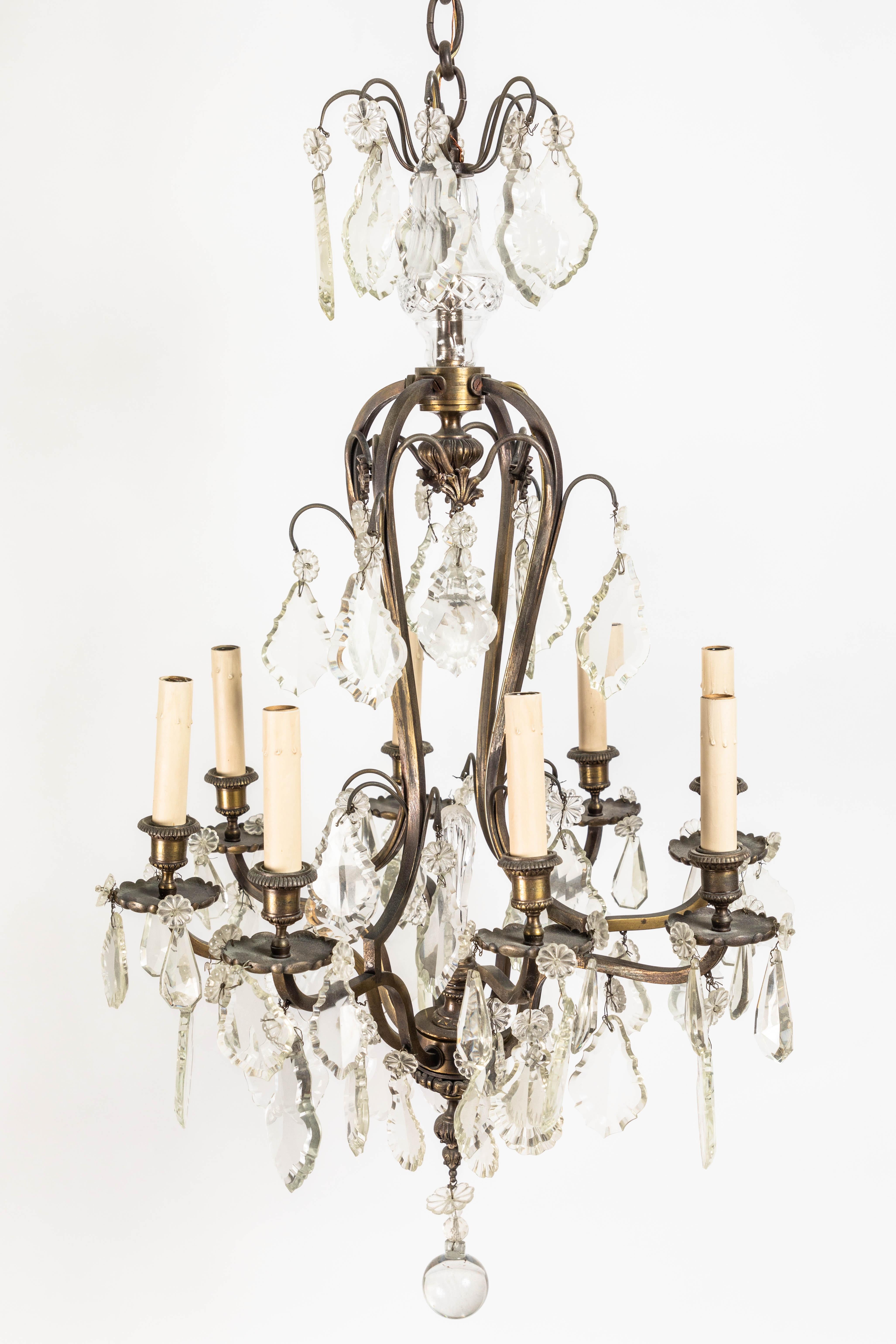 Cristal Lustre à 8 lumières en bronze de style rococo français du 19ème siècle avec cristaux taillés à la main en vente