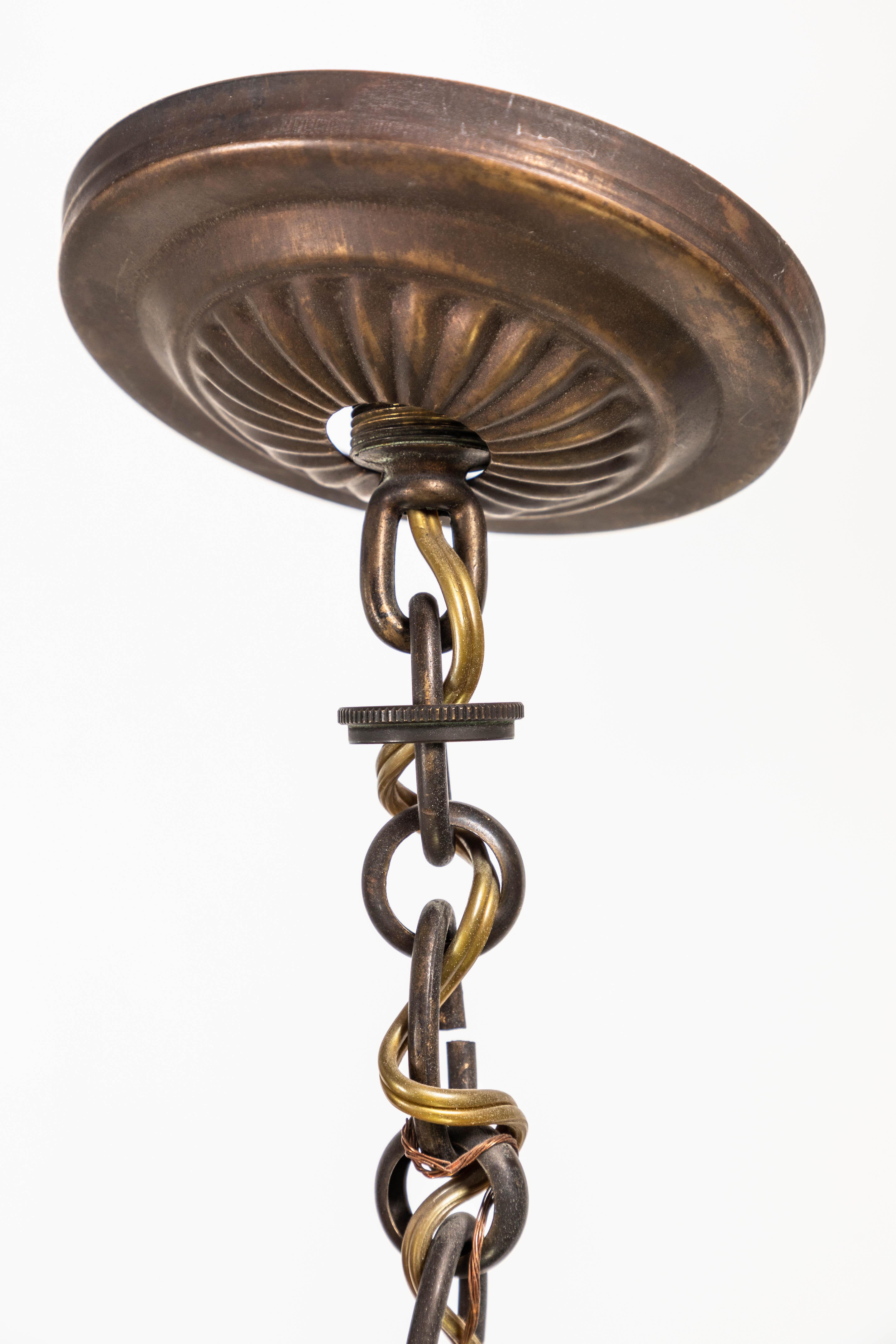 Lampadario a 8 luci in bronzo in stile rococò francese del XIX secolo con cristalli tagliati a mano in vendita 2