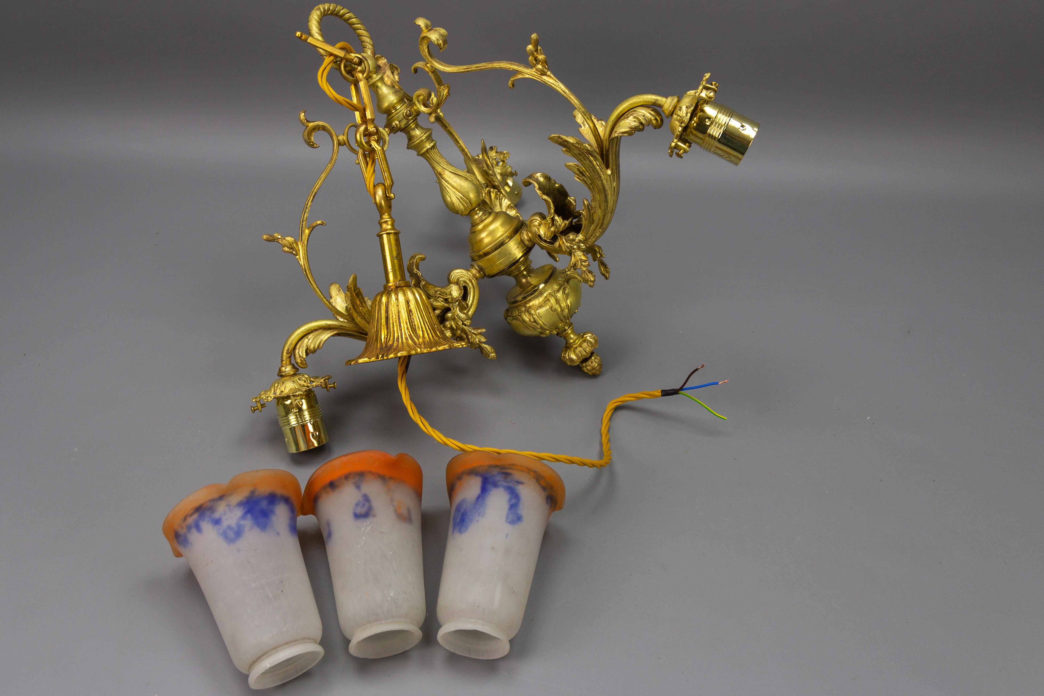 Lustre à trois lumières de style rococo français en bronze et verre Noverdy, vers 1920 en vente 6