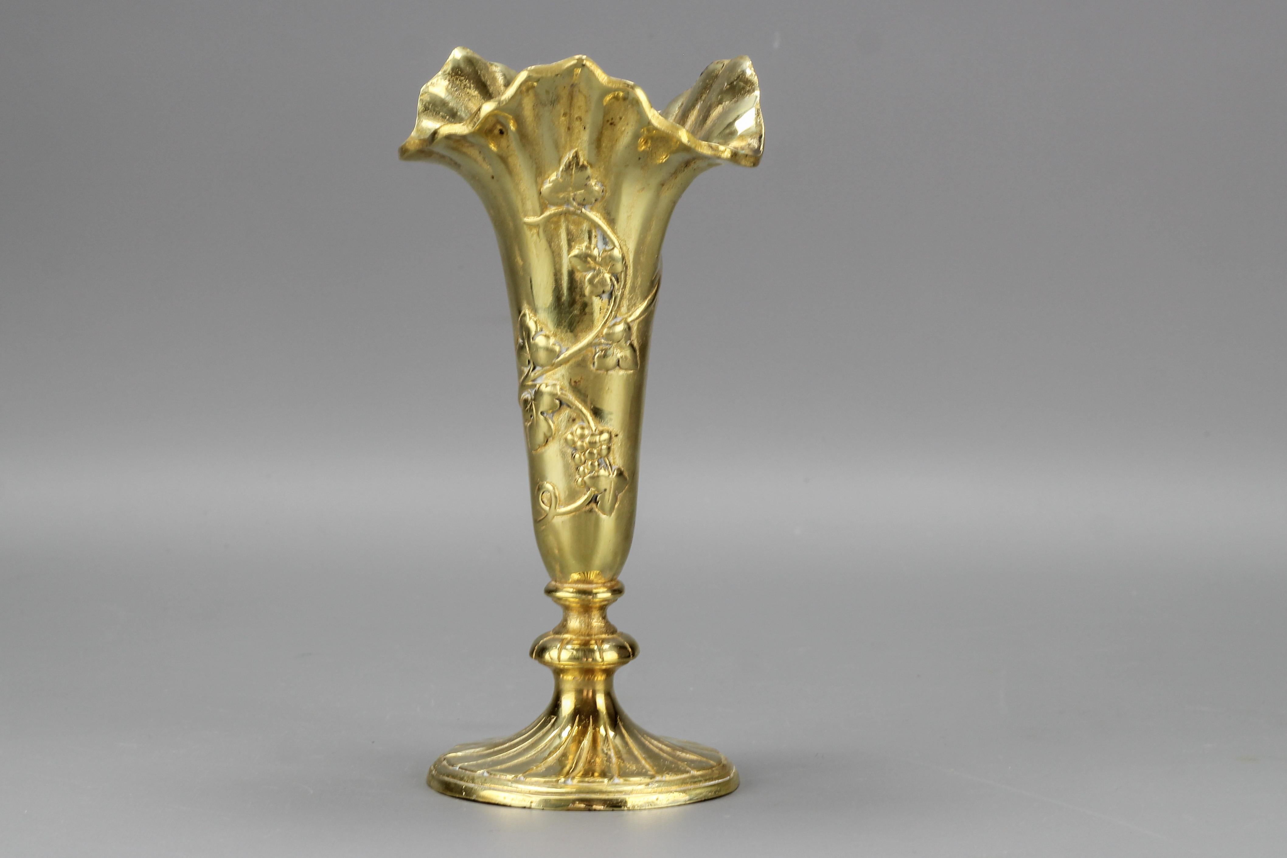 Vase en bronze de style rococo français avec motif de vignes, vers 1920.
Un petit et adorable vase en bronze magnifiquement façonné avec des motifs de vigne, France, vers les années 1920.
En bon état avec quelques signes de vieillissement et