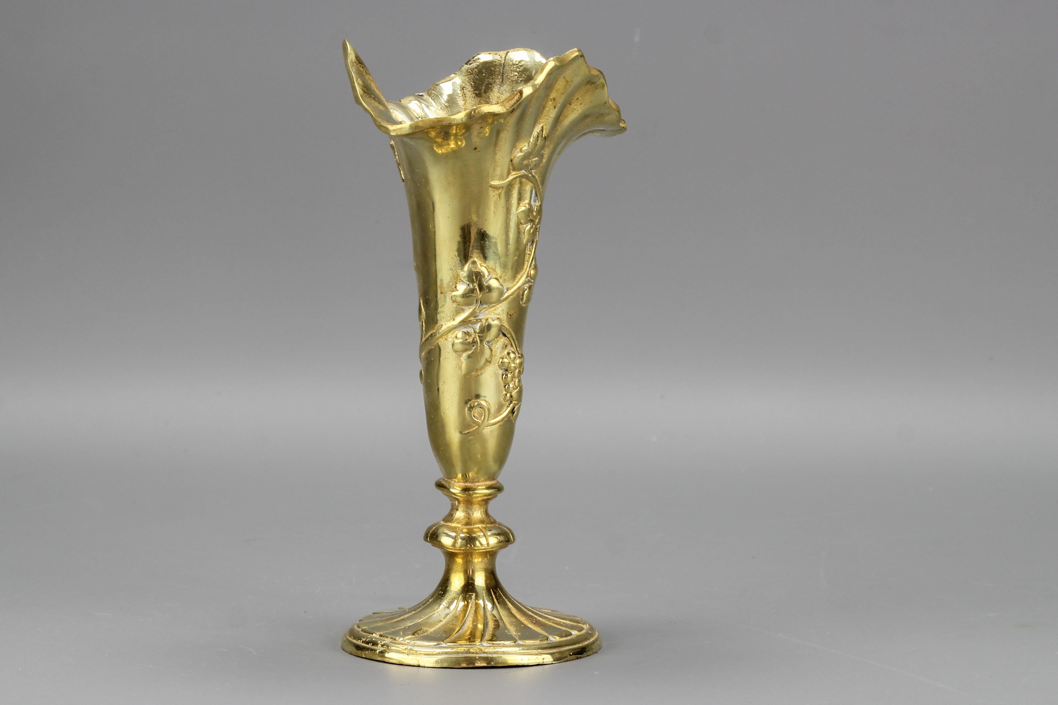 French Rococo Style Bronze Vase with Vines Motif, ca. 1920 In Good Condition For Sale In Barntrup, DE