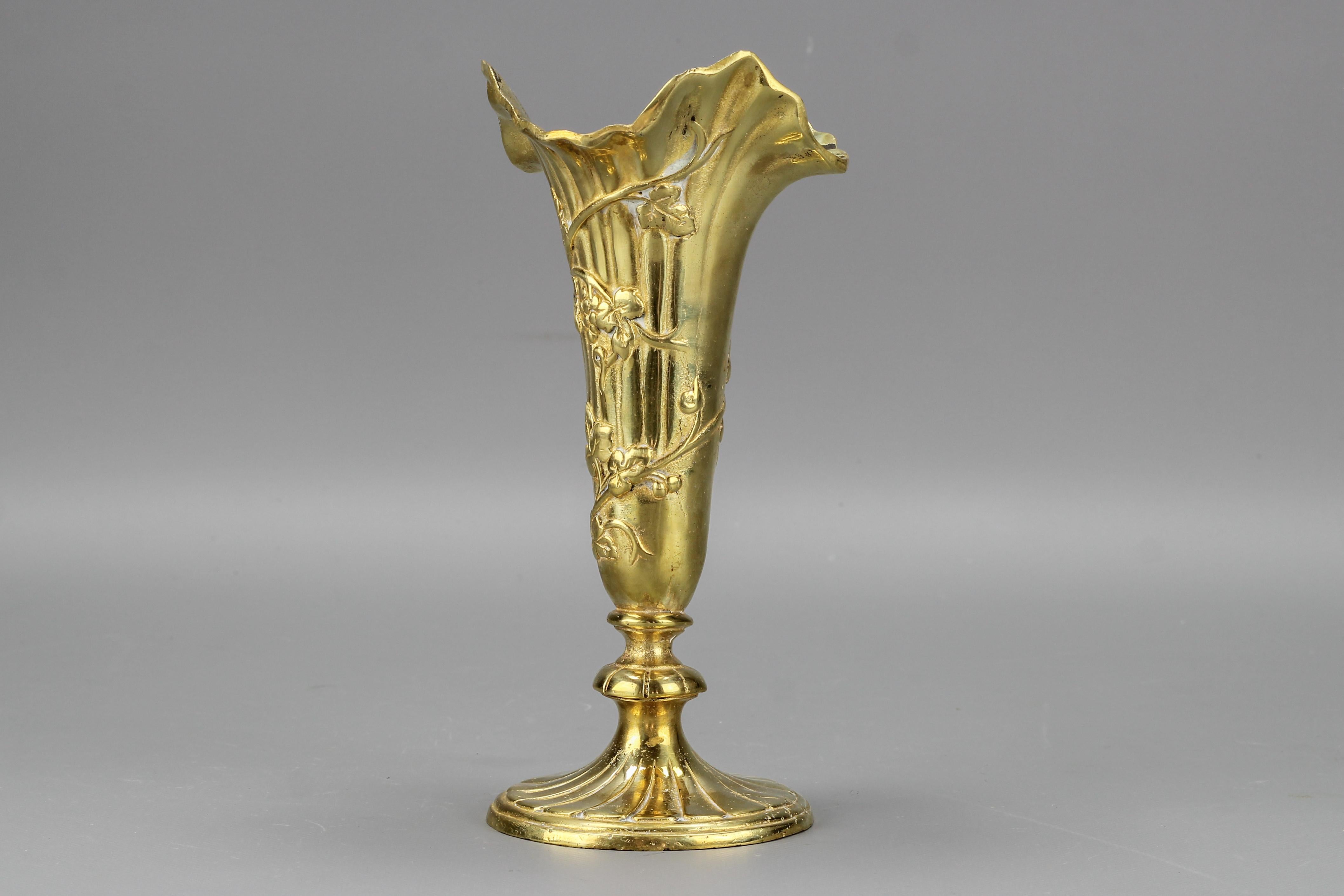French Rococo Style Bronze Vase with Vines Motif, ca. 1920 For Sale 1