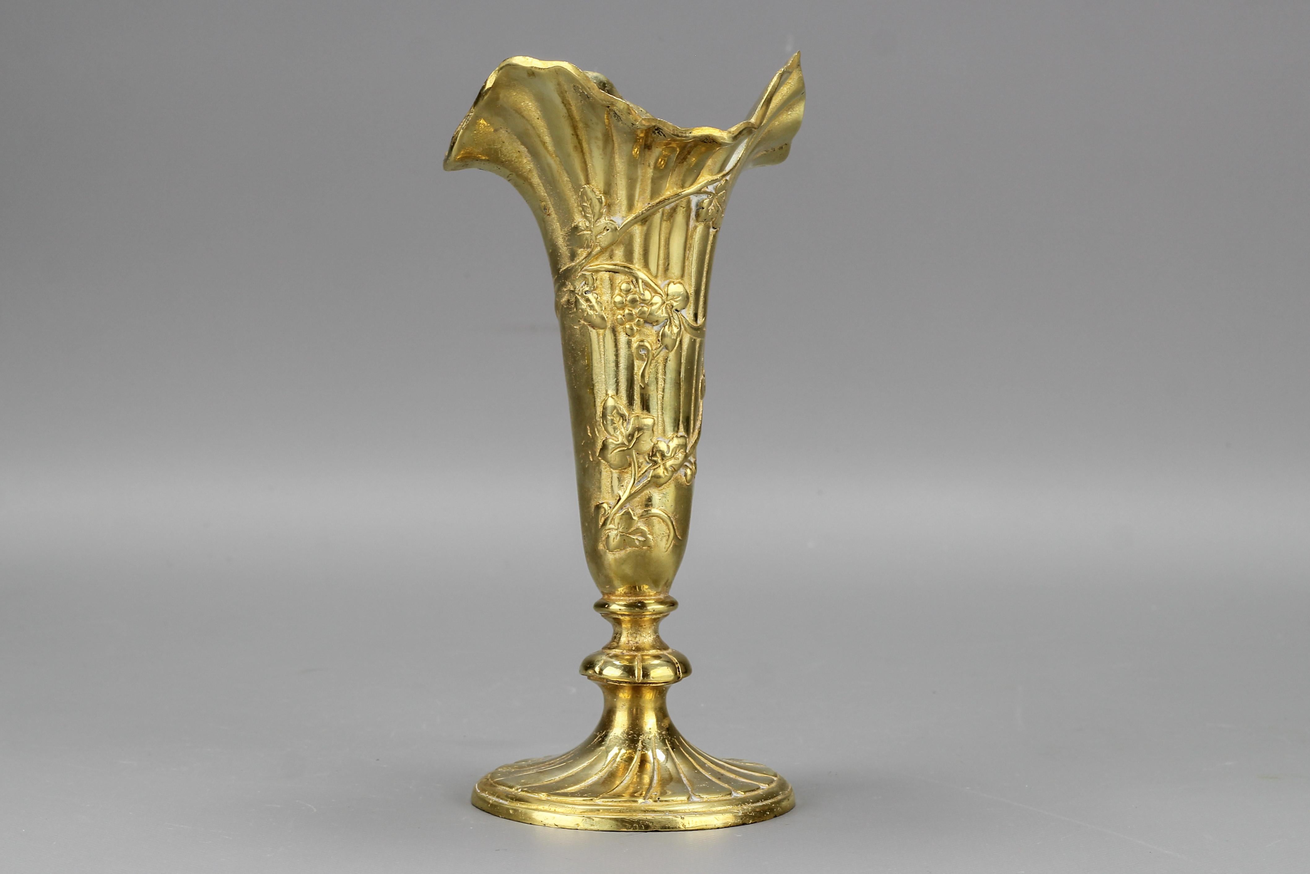 Début du 20ème siècle Vase en bronze de style rococo français avec motif de vignes, vers 1920 en vente