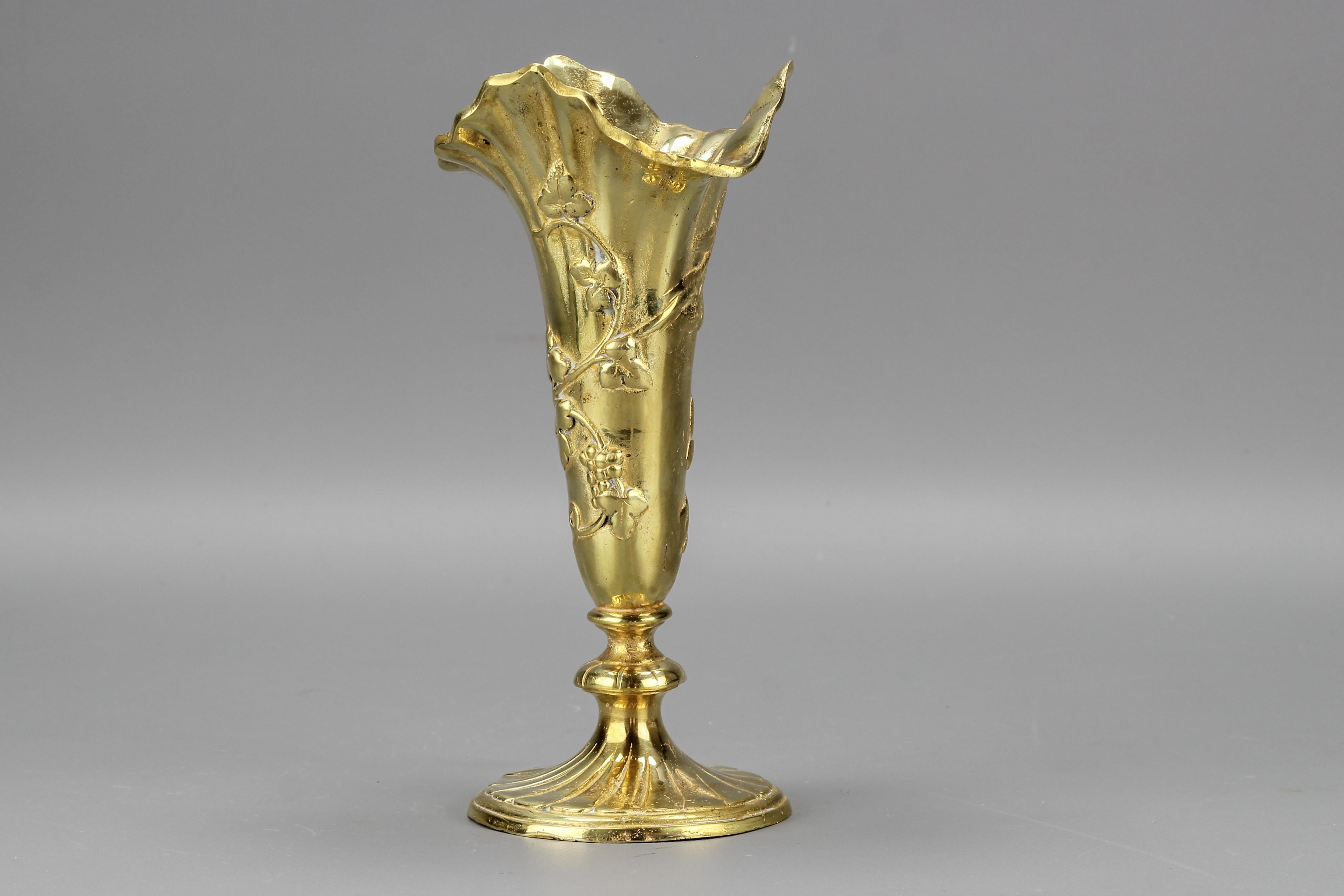 French Rococo Style Bronze Vase with Vines Motif, ca. 1920 For Sale 4