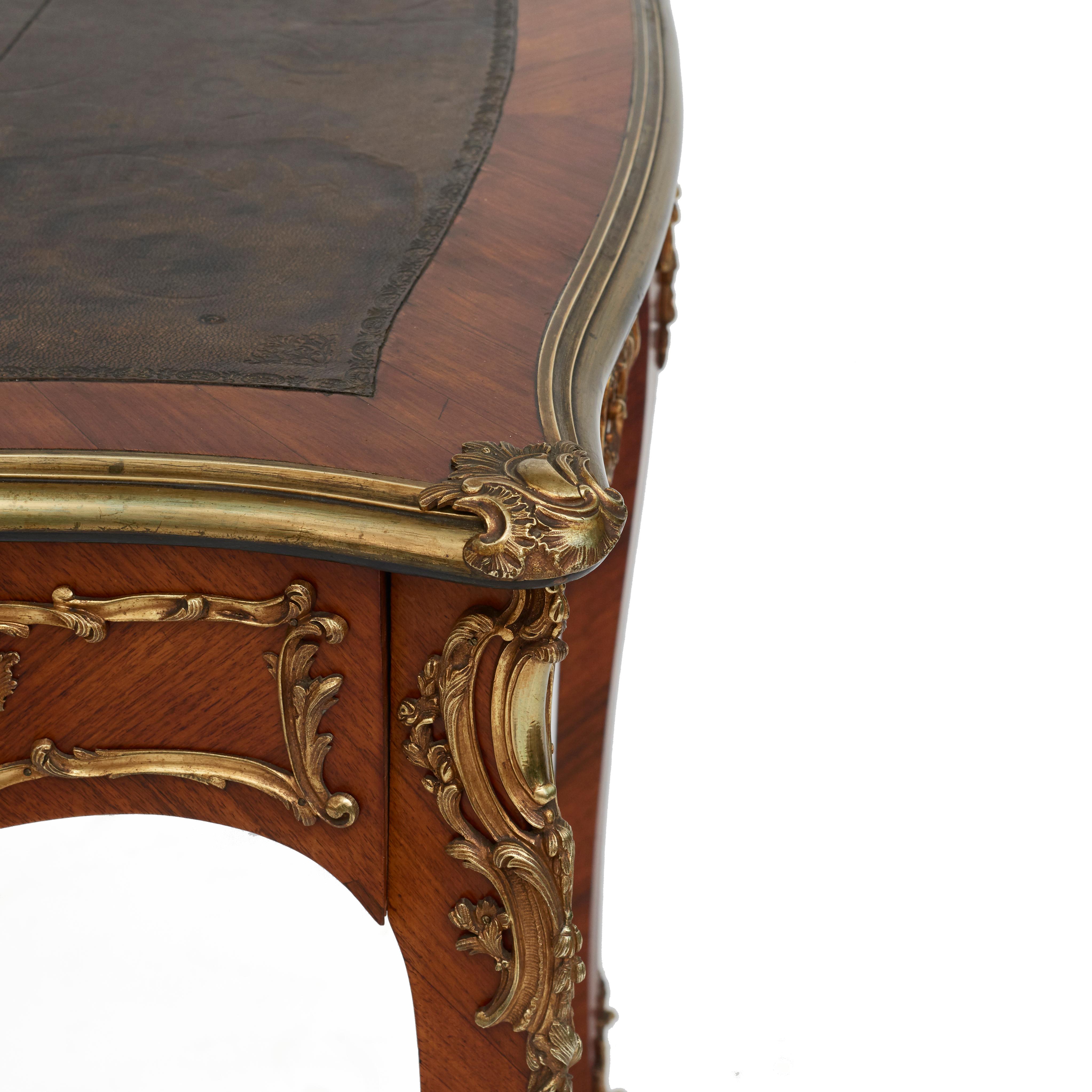 Bureau Plat estilo French Rococo de nogal y bronce dorado en venta 2