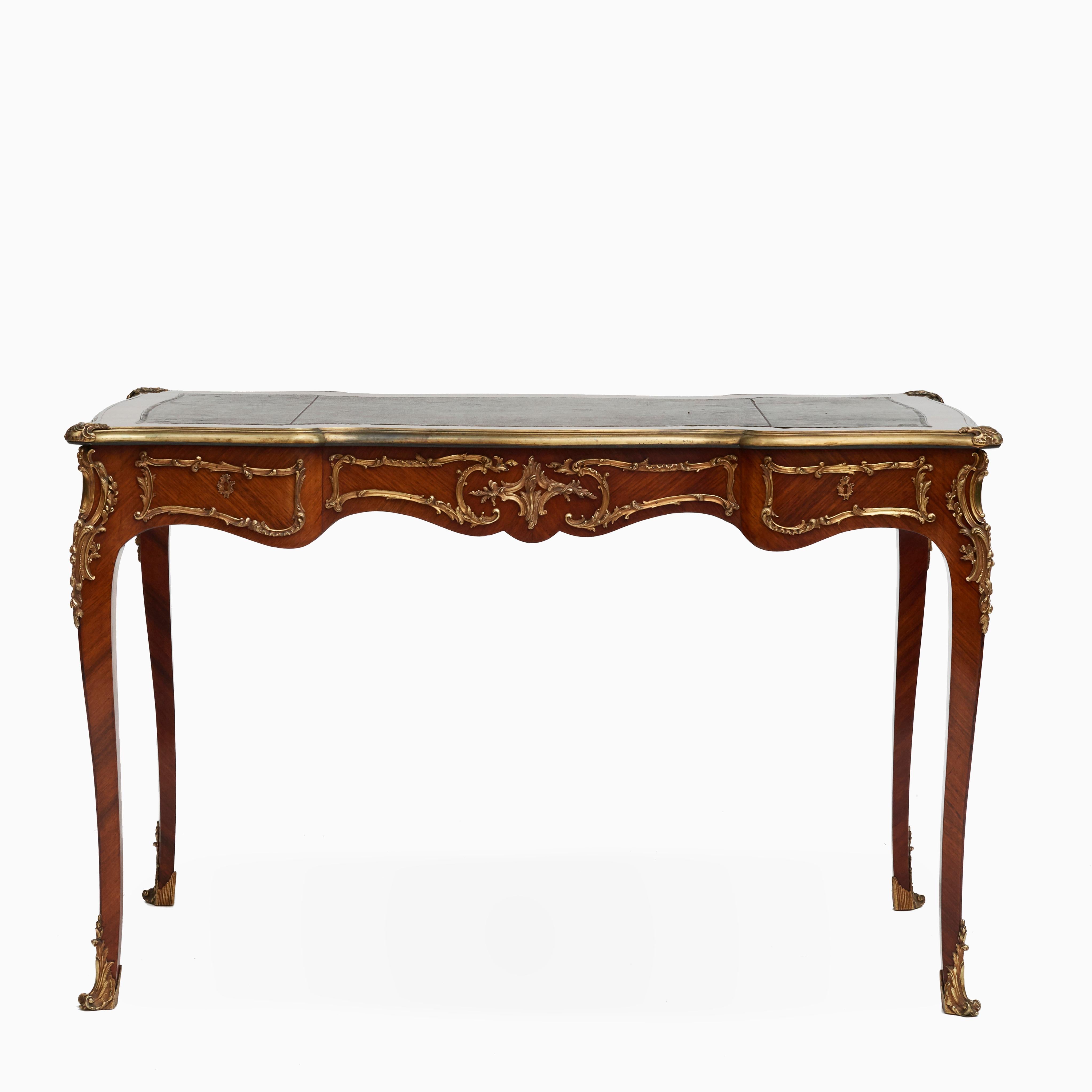 Französischer Rokoko-Stil Nussbaum & vergoldete Bronze Bureau Plat im Angebot 7