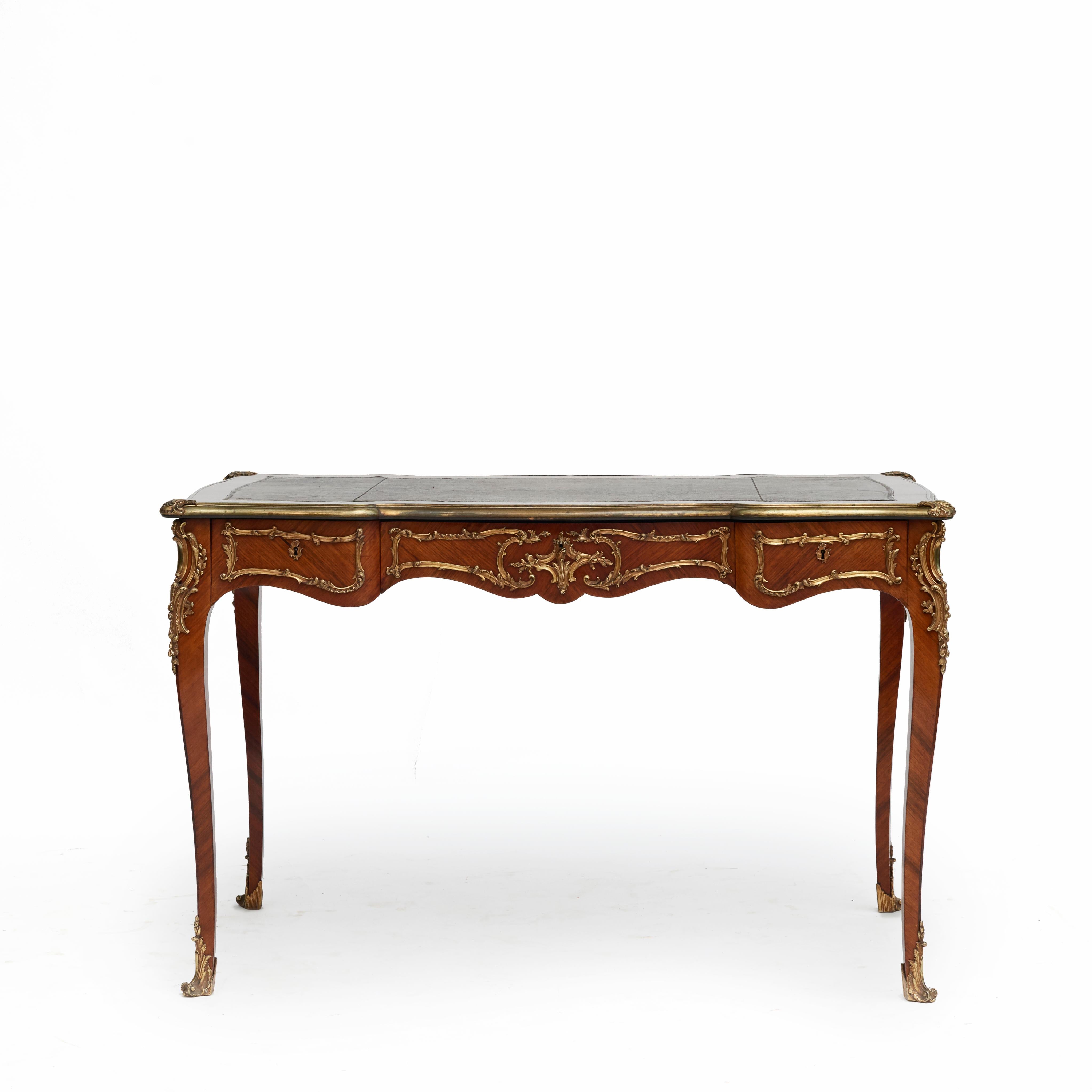 Bureau Plat estilo French Rococo de nogal y bronce dorado siglo XIX en venta