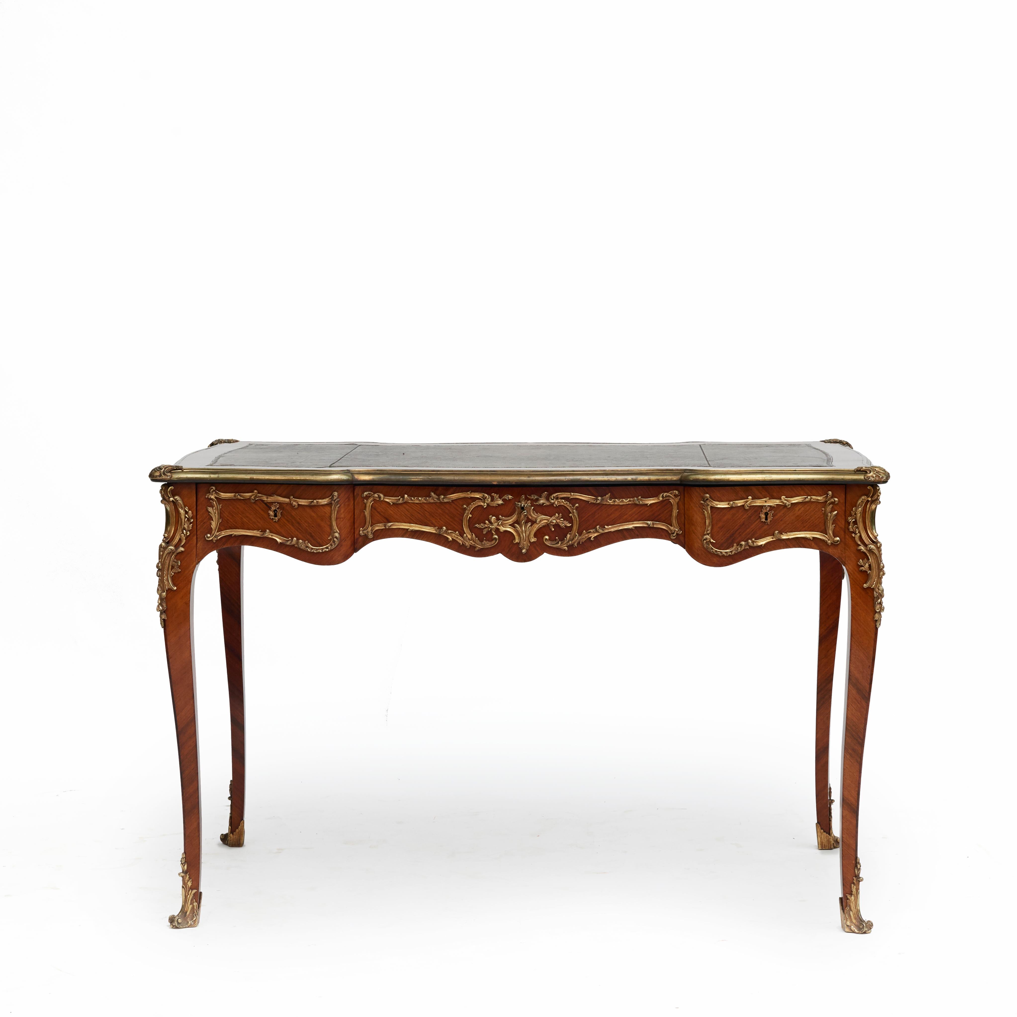 Französischer Rokoko-Stil Nussbaum & vergoldete Bronze Bureau Plat im Angebot 2