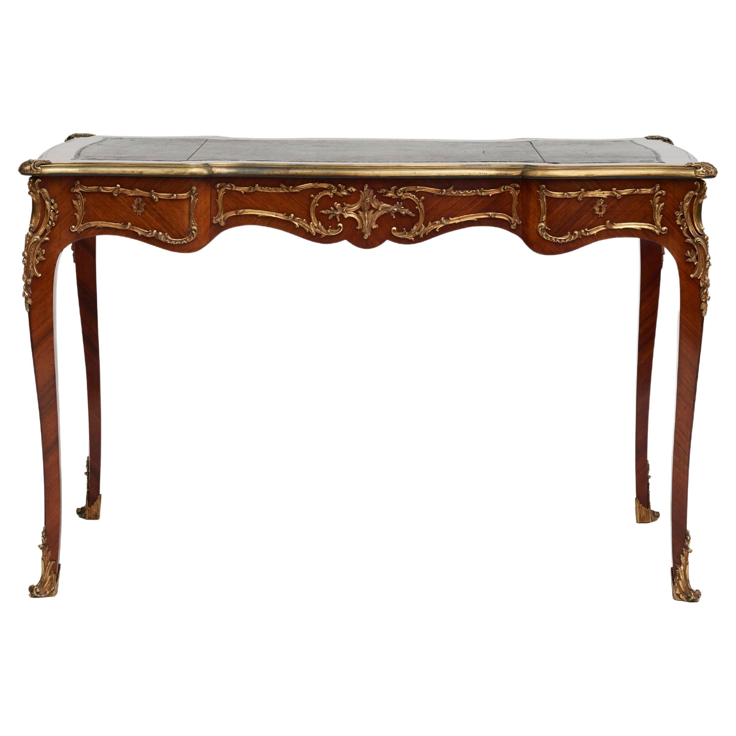 Bureau Plat estilo French Rococo de nogal y bronce dorado en venta