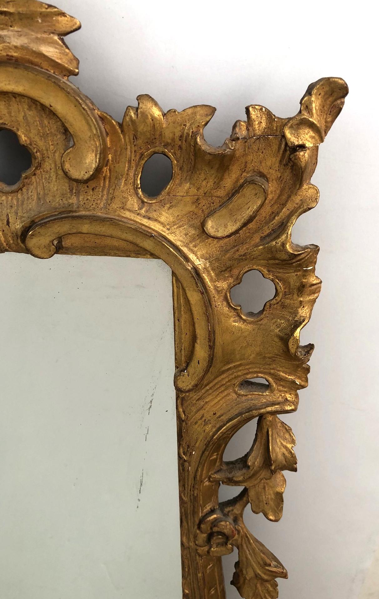 Geschnitzter Spiegel aus vergoldetem Holz im Rokoko-Stil im Angebot 1