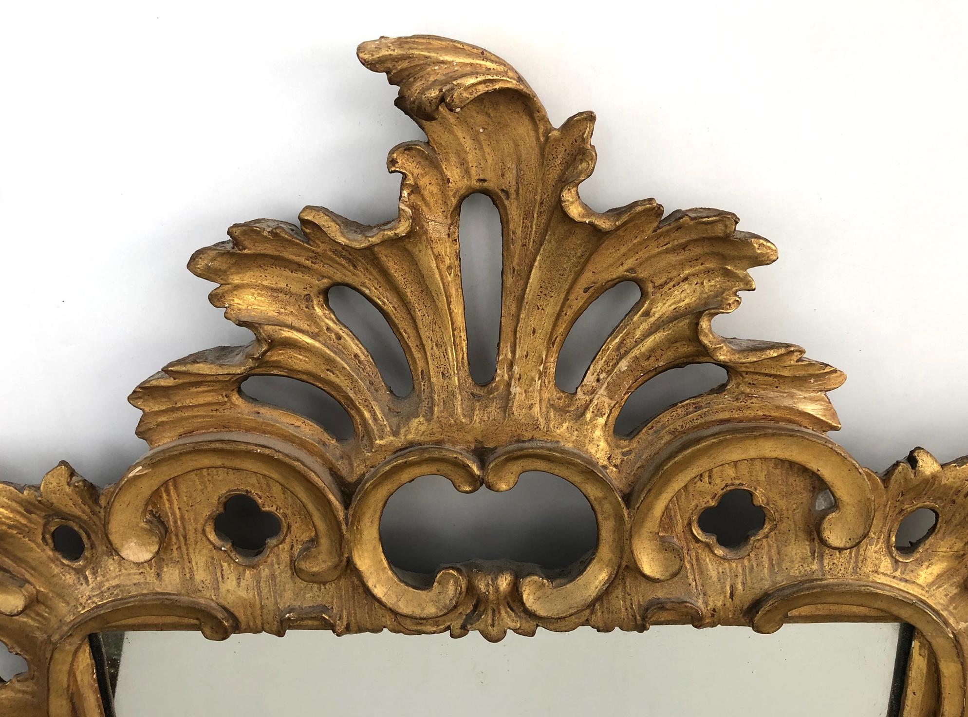 Geschnitzter Spiegel aus vergoldetem Holz im Rokoko-Stil im Angebot 2