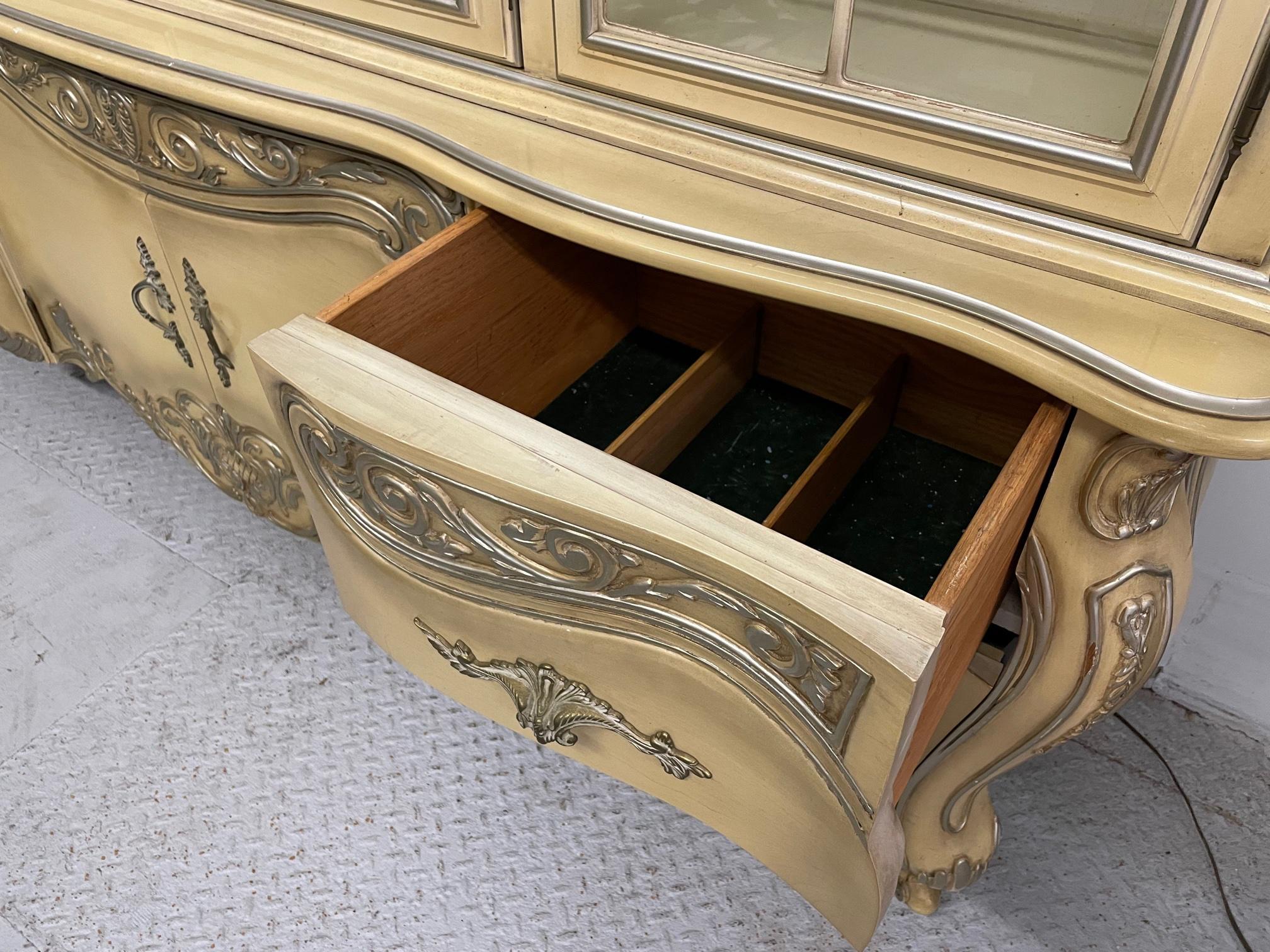 Armadietto per le porcellane in stile French Rococo di Romweber in vendita 3