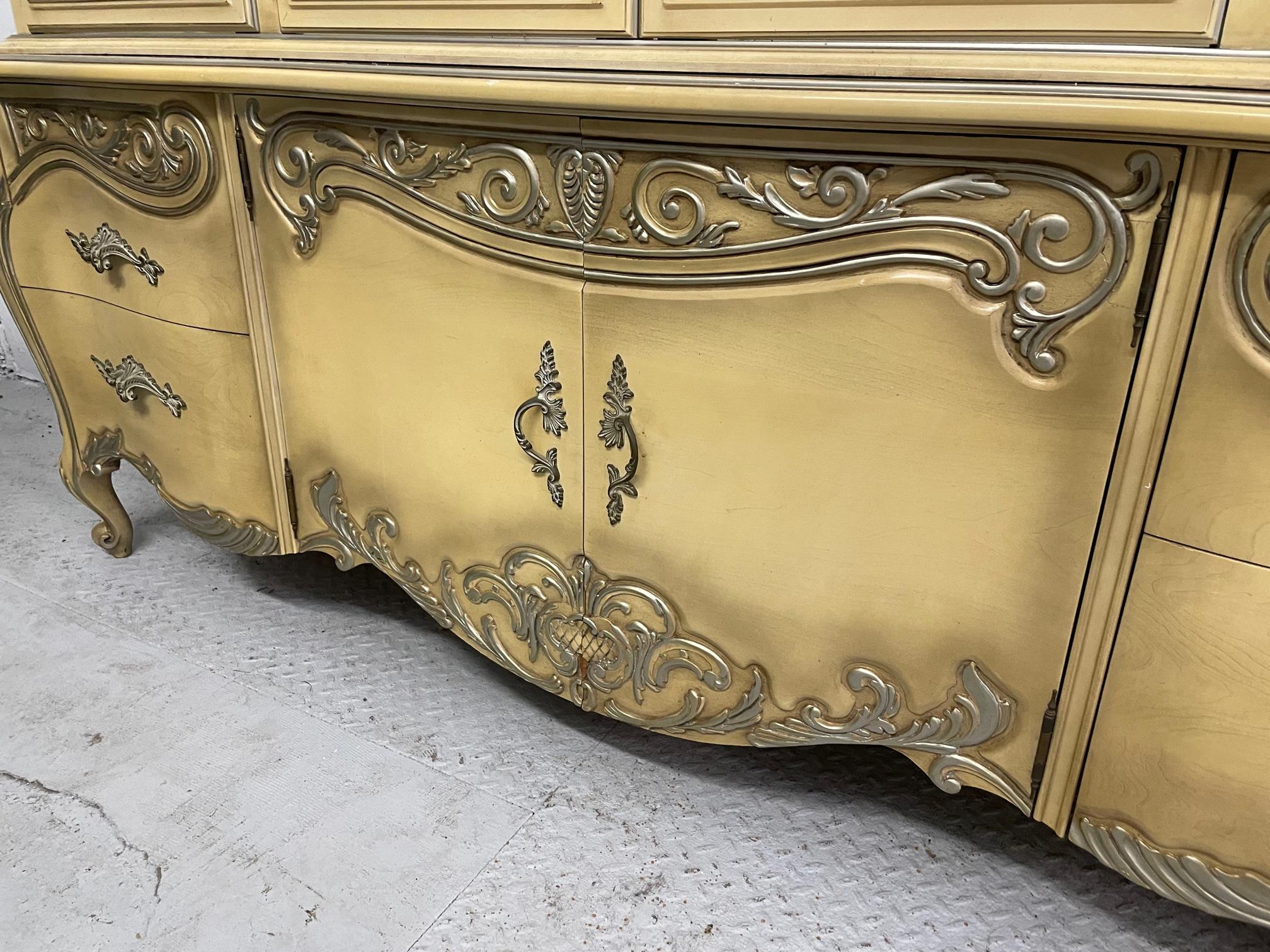 Metà XX secolo Armadietto per le porcellane in stile French Rococo di Romweber in vendita