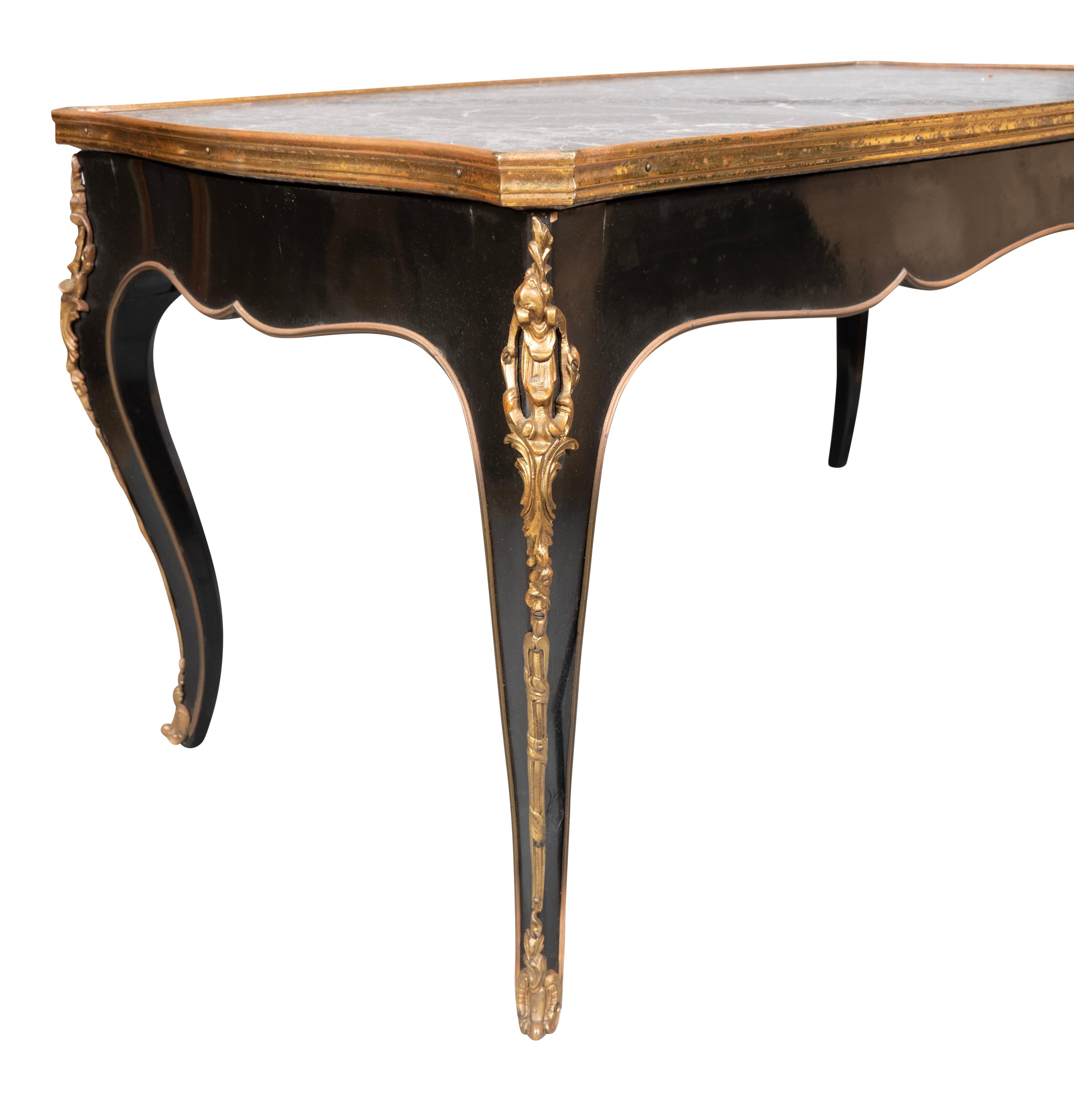 Table basse de style rococo français ébénisée 3