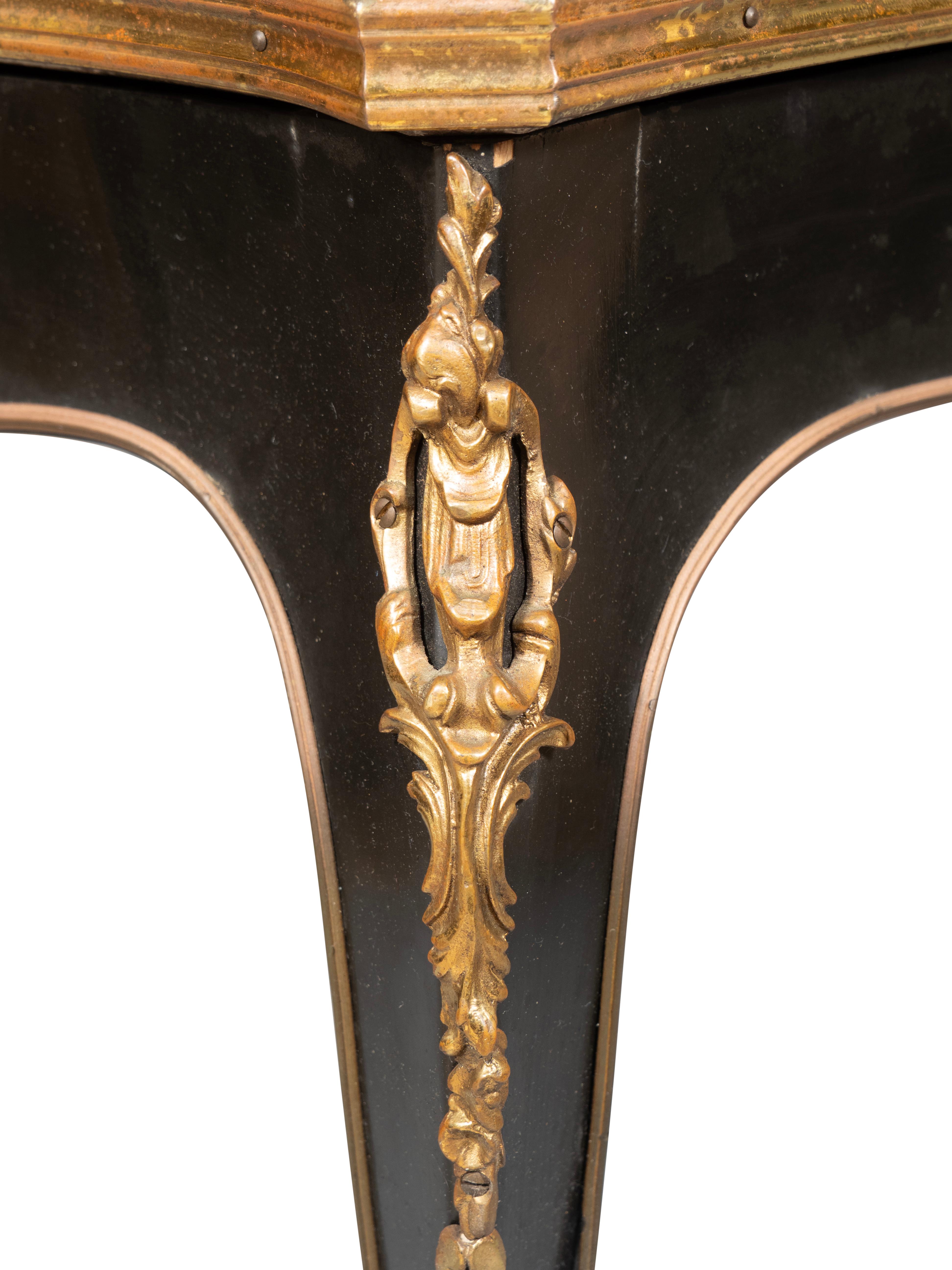 Table basse de style rococo français ébénisée 4