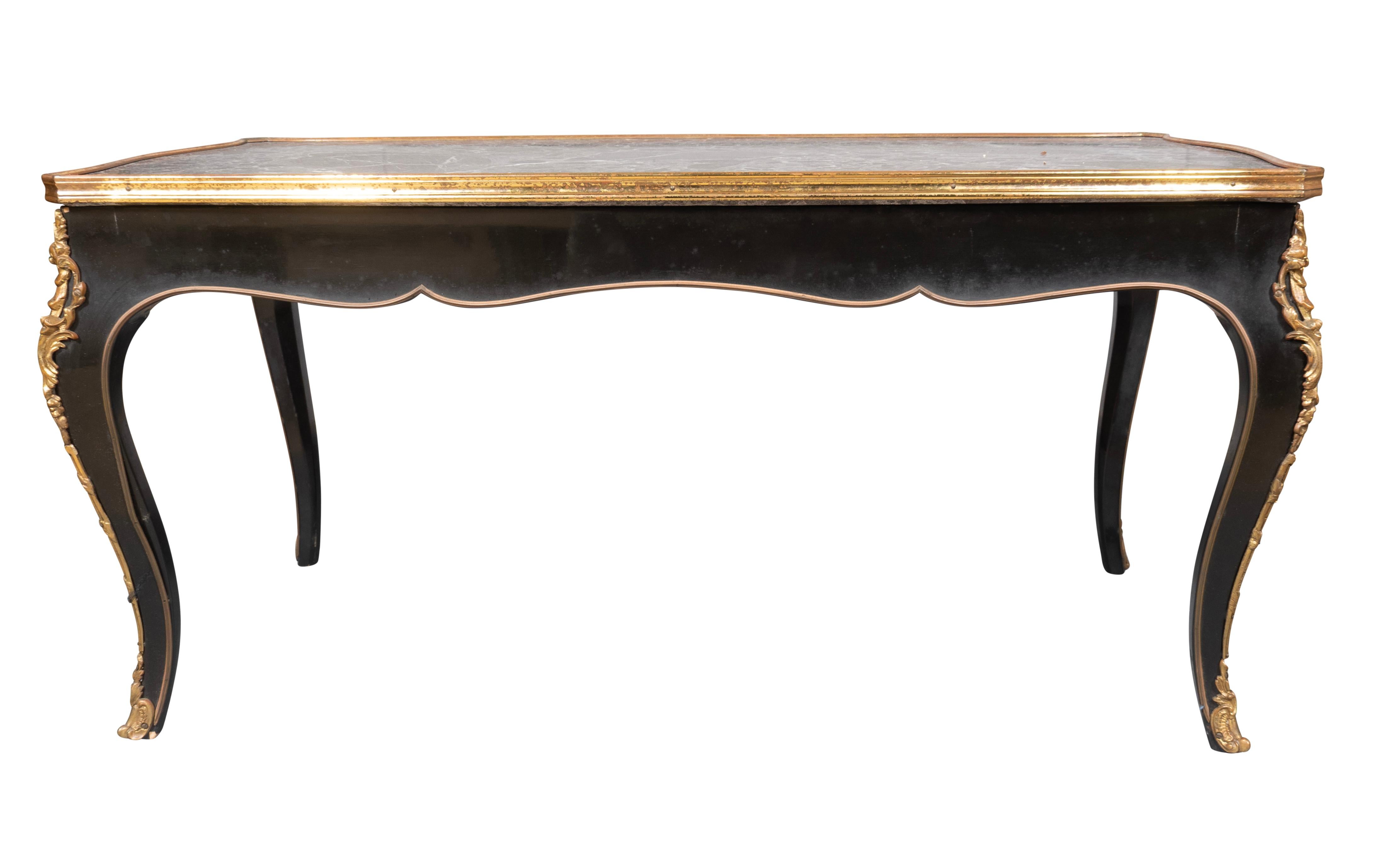 Plateau rectangulaire en marbre Fleur de Pêche avec bordure en laiton. Frise ébonisée conforme. Pieds cabriole avec montures en bronze.