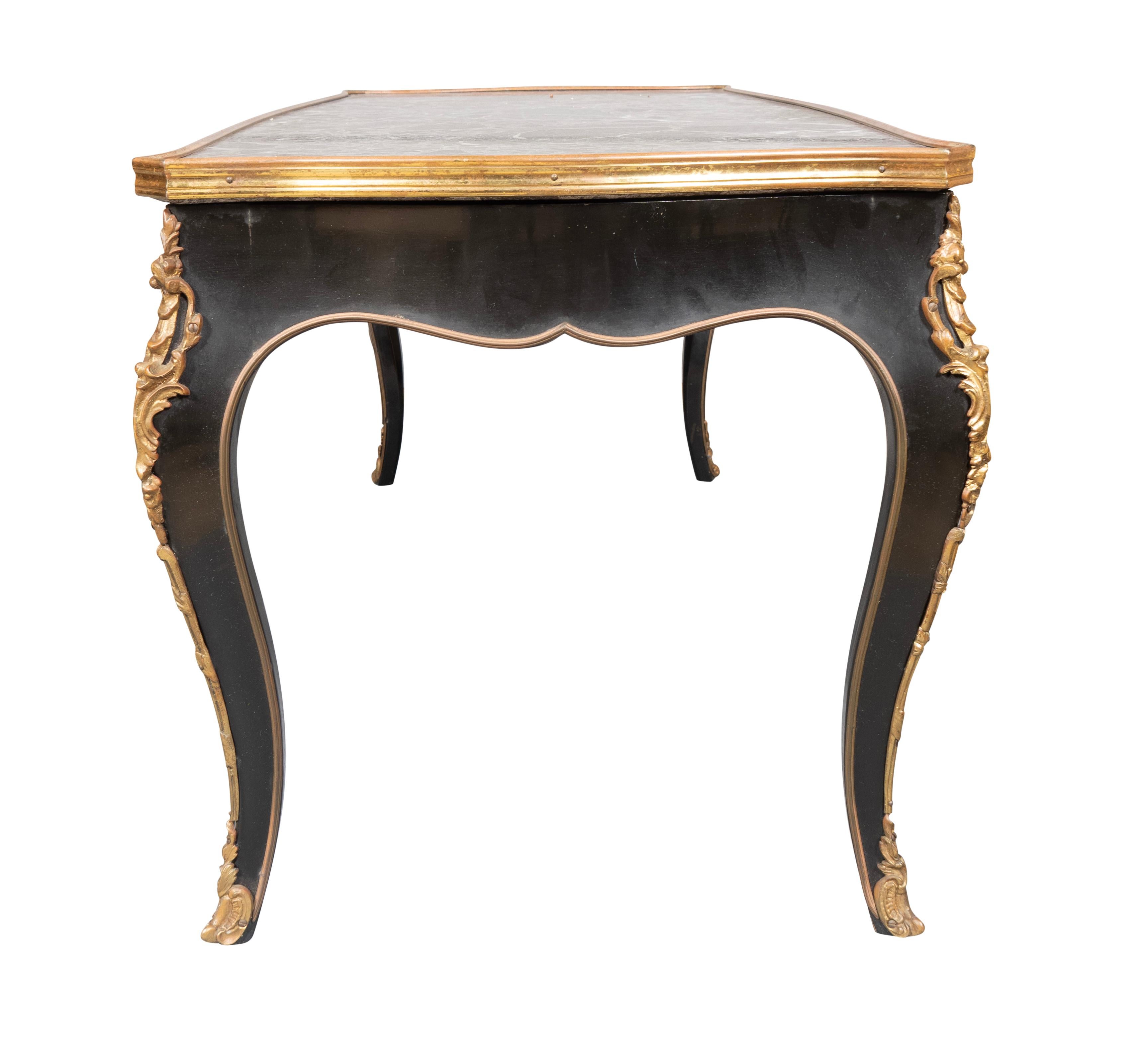 Français Table basse de style rococo français ébénisée