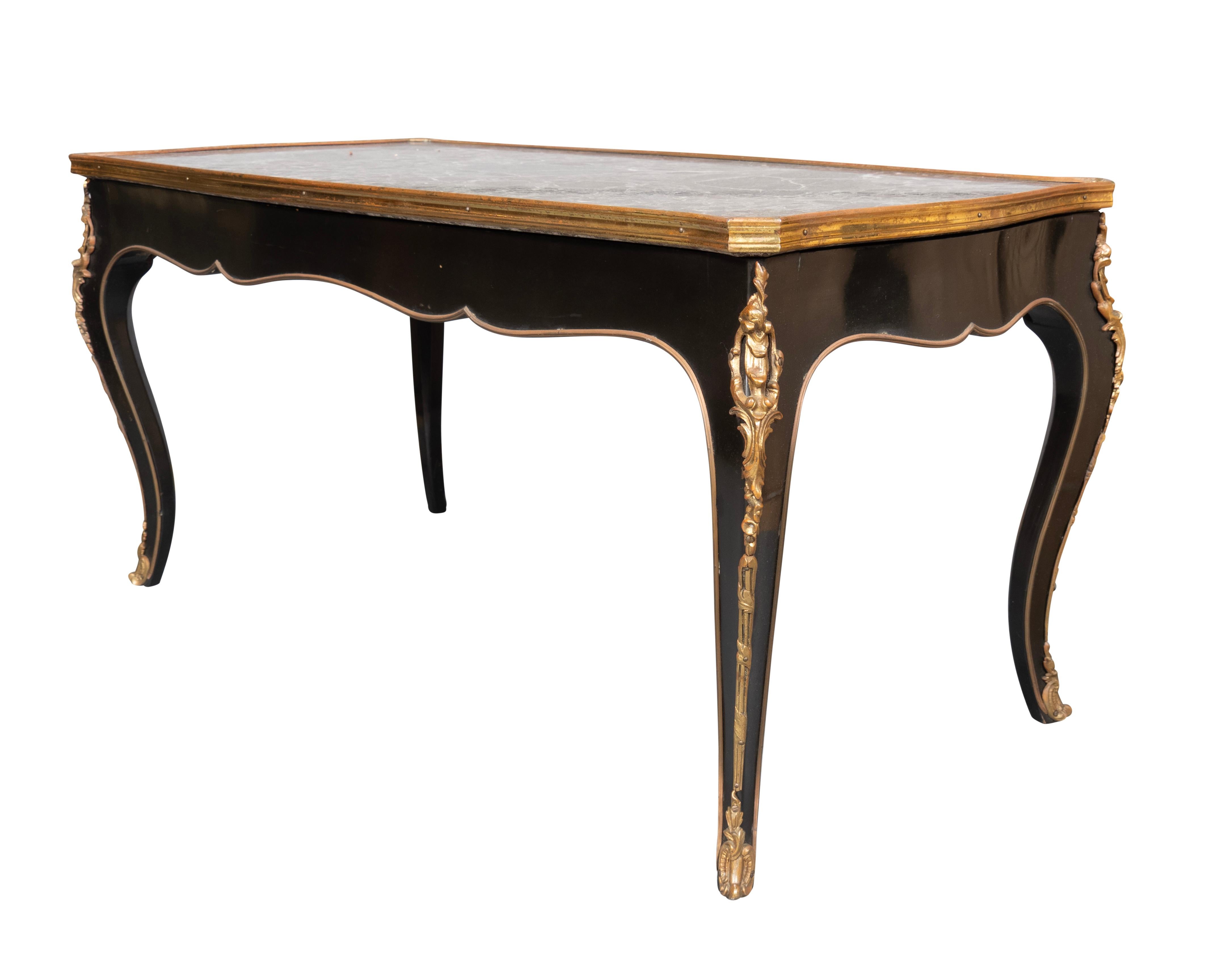 Ébénisé Table basse de style rococo français ébénisée