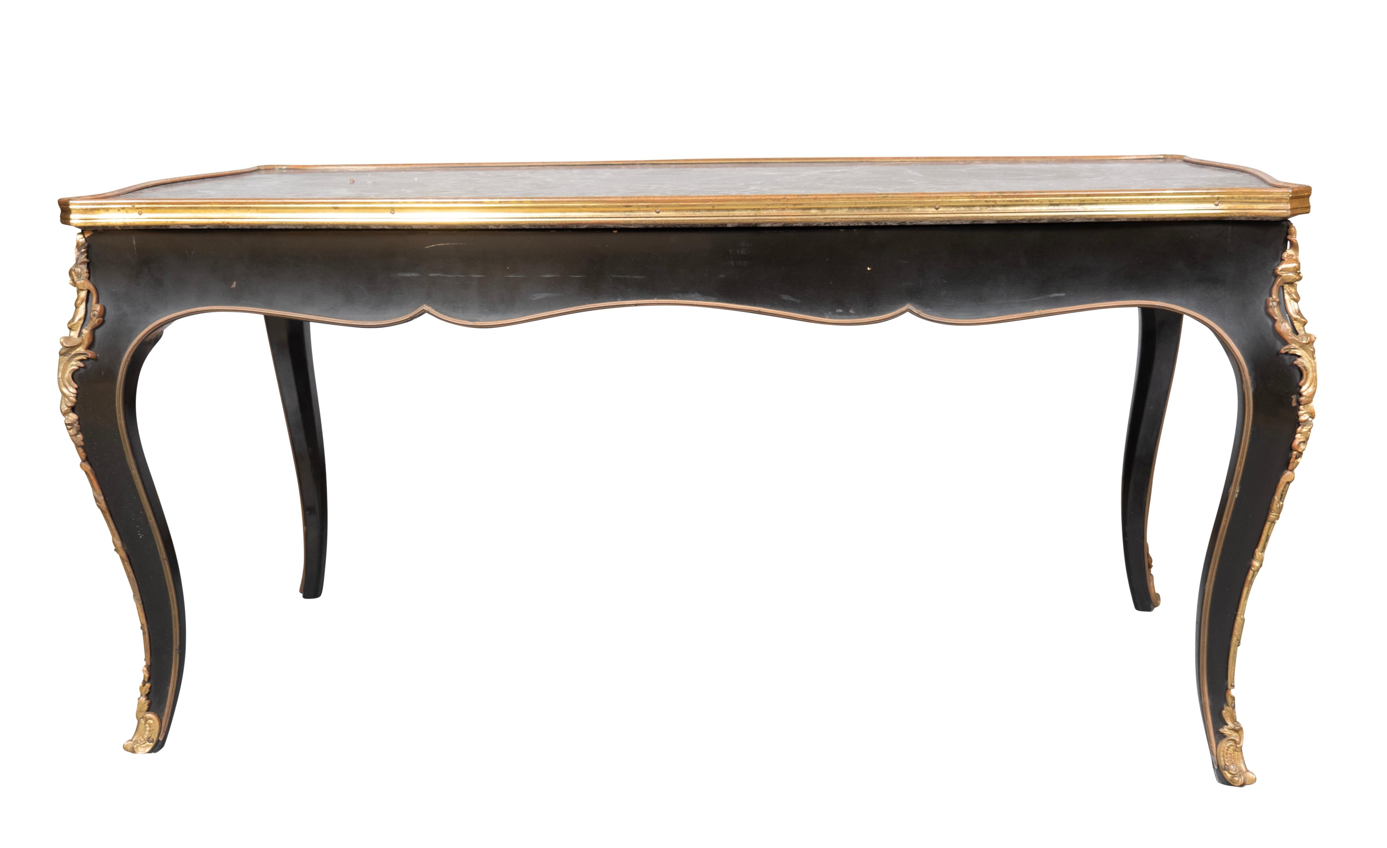 Table basse de style rococo français ébénisée Bon état à Essex, MA