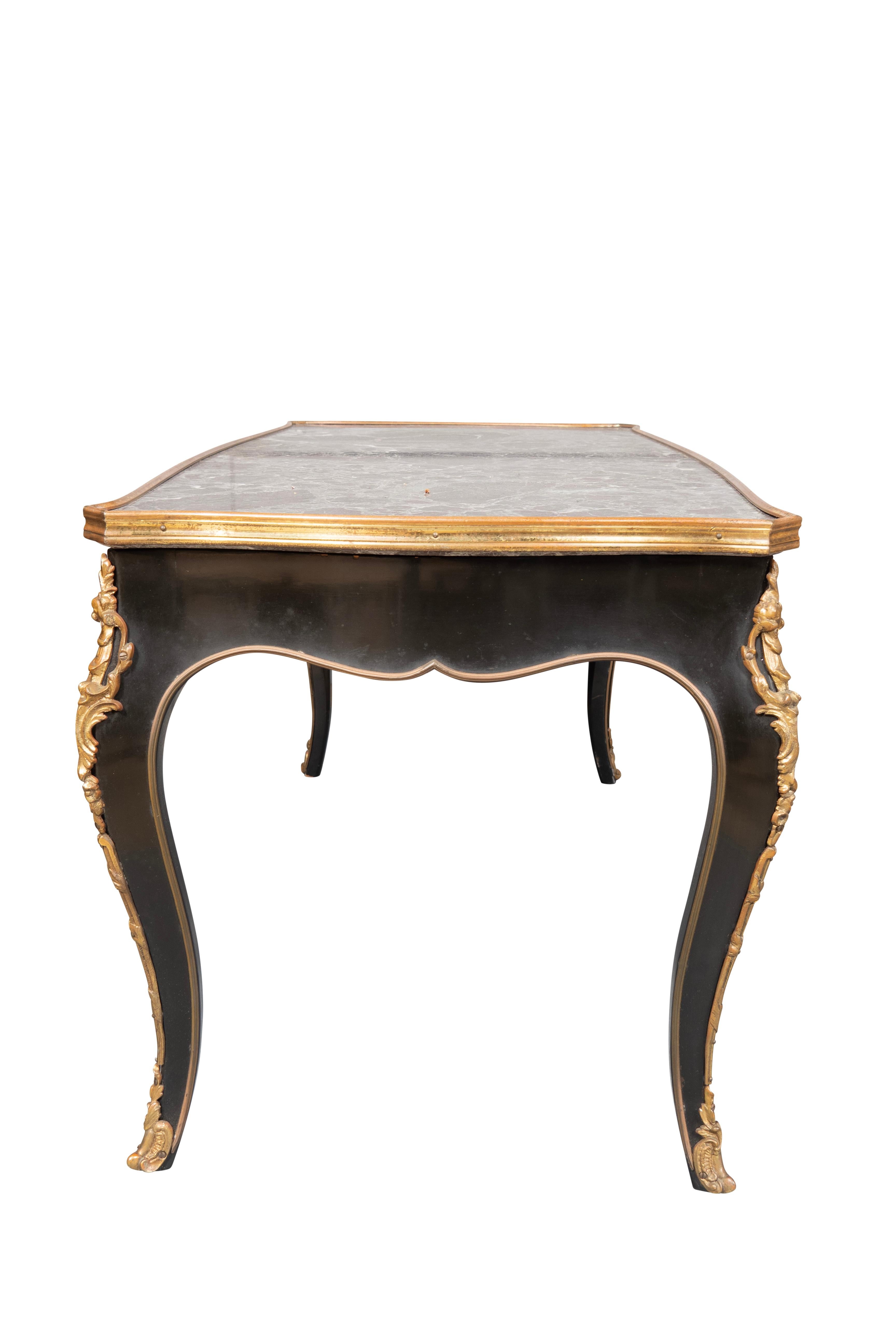 Bronze Table basse de style rococo français ébénisée