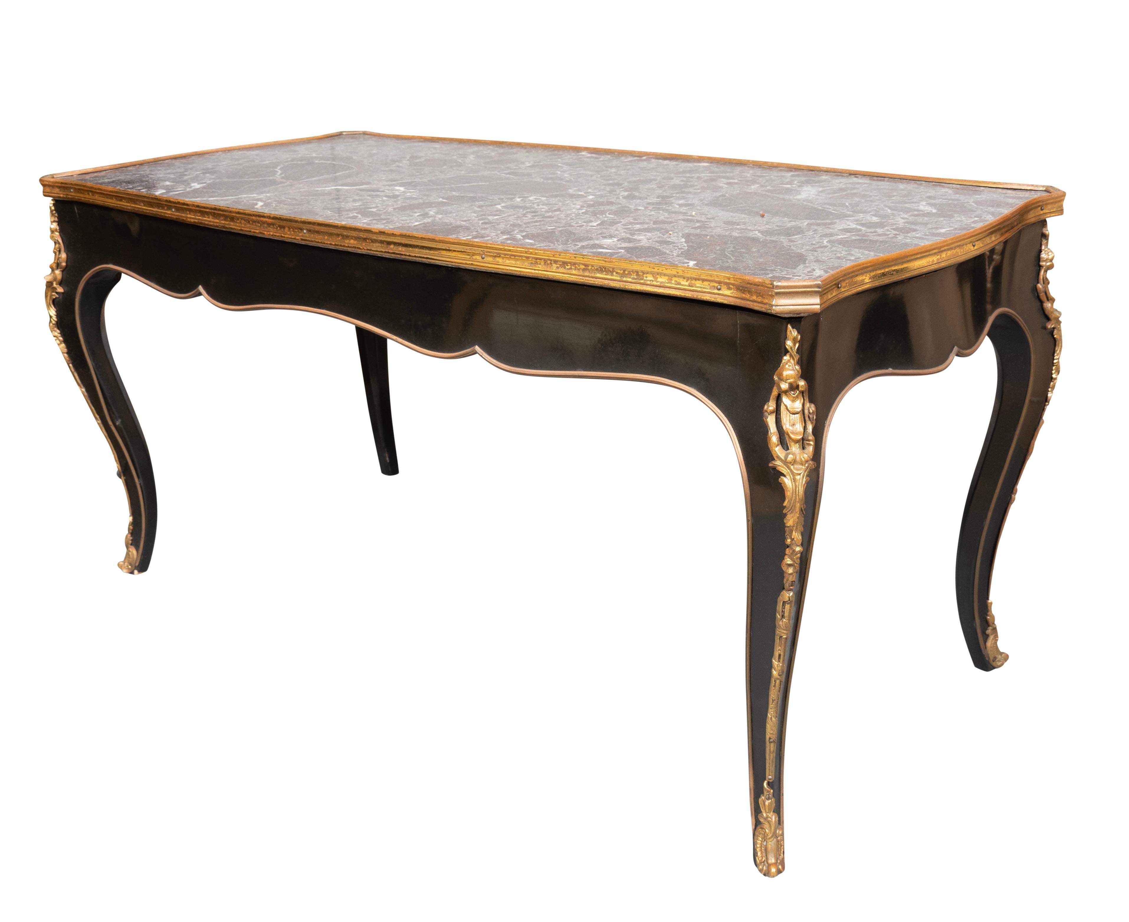 Table basse de style rococo français ébénisée 1