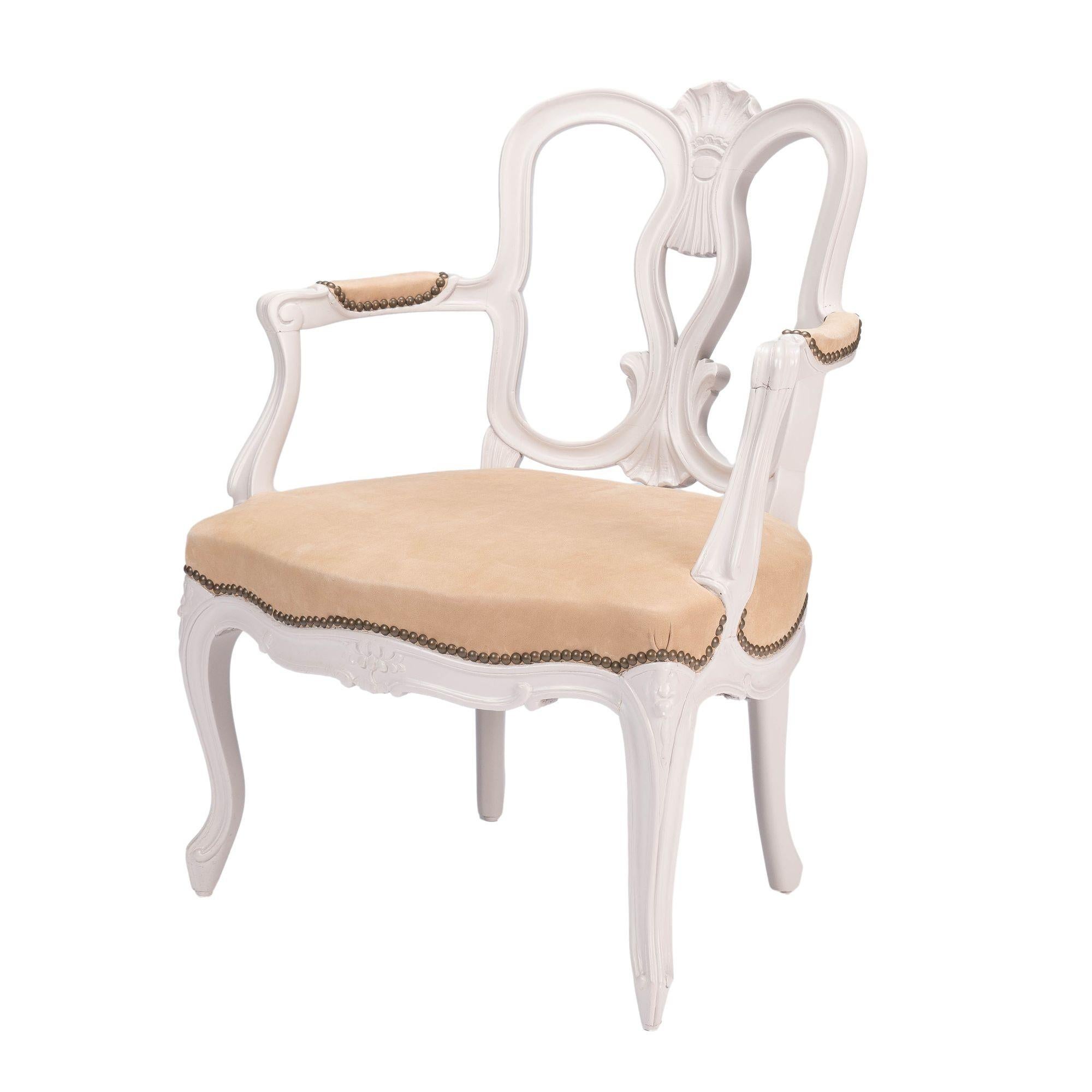 Fauteuil aus lackiertem Buchenholz im Louis XIV-Stil mit Sitz und Armlehnen aus italienischem, gegerbtem Leder und mit Messingnägeln verziert. Der Stuhlrahmen wurde neu verleimt, stabilisiert und neu lackiert. Der Sitz ist neu gepolstert