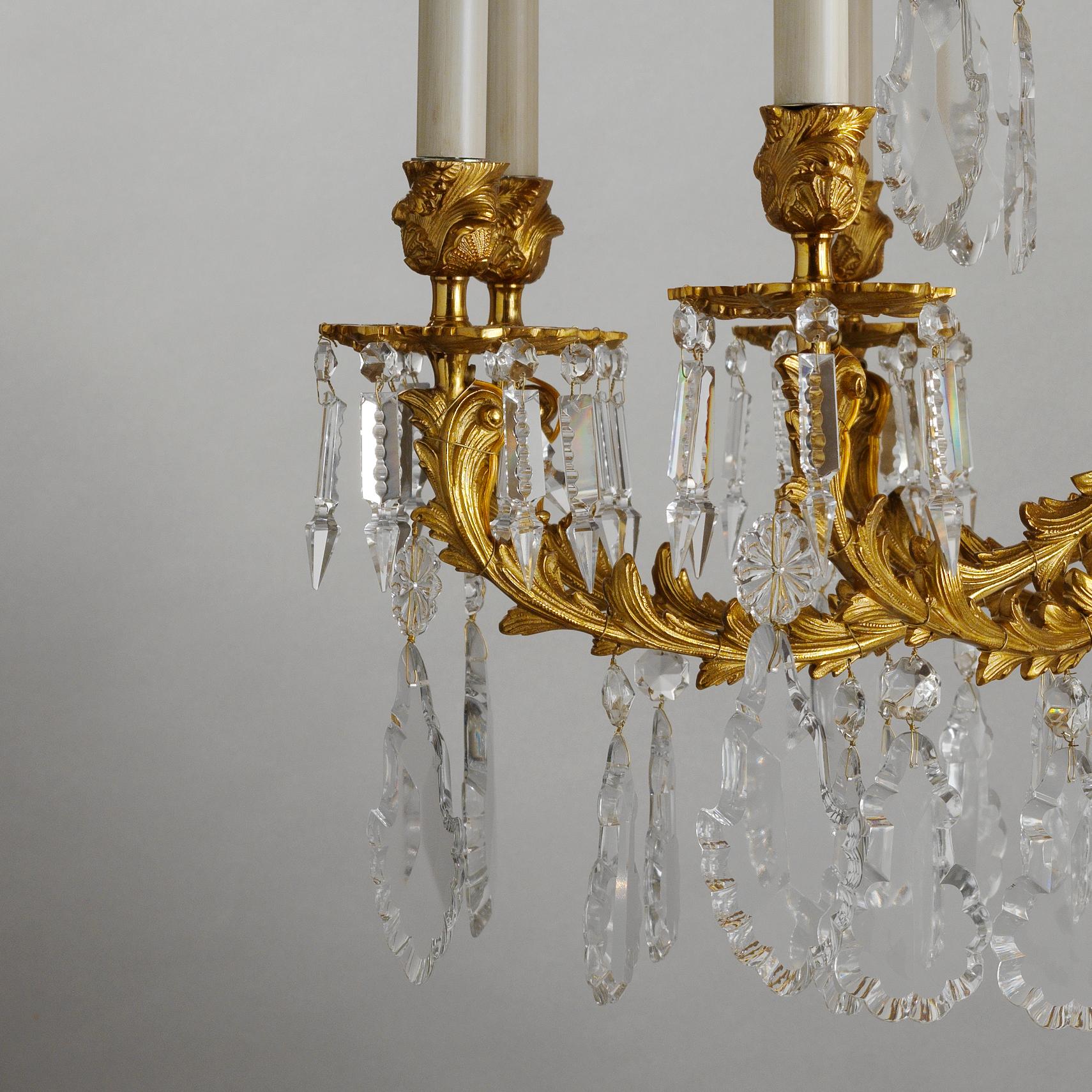 This finely chiseled French Rococò Style gilt bronze and crystal chandelier by Gherardo Degli Albizzi has twenty-four lights and it shows classical features of that period such acanthus leaves and vegetal decoration all over.
Foliate crown, which