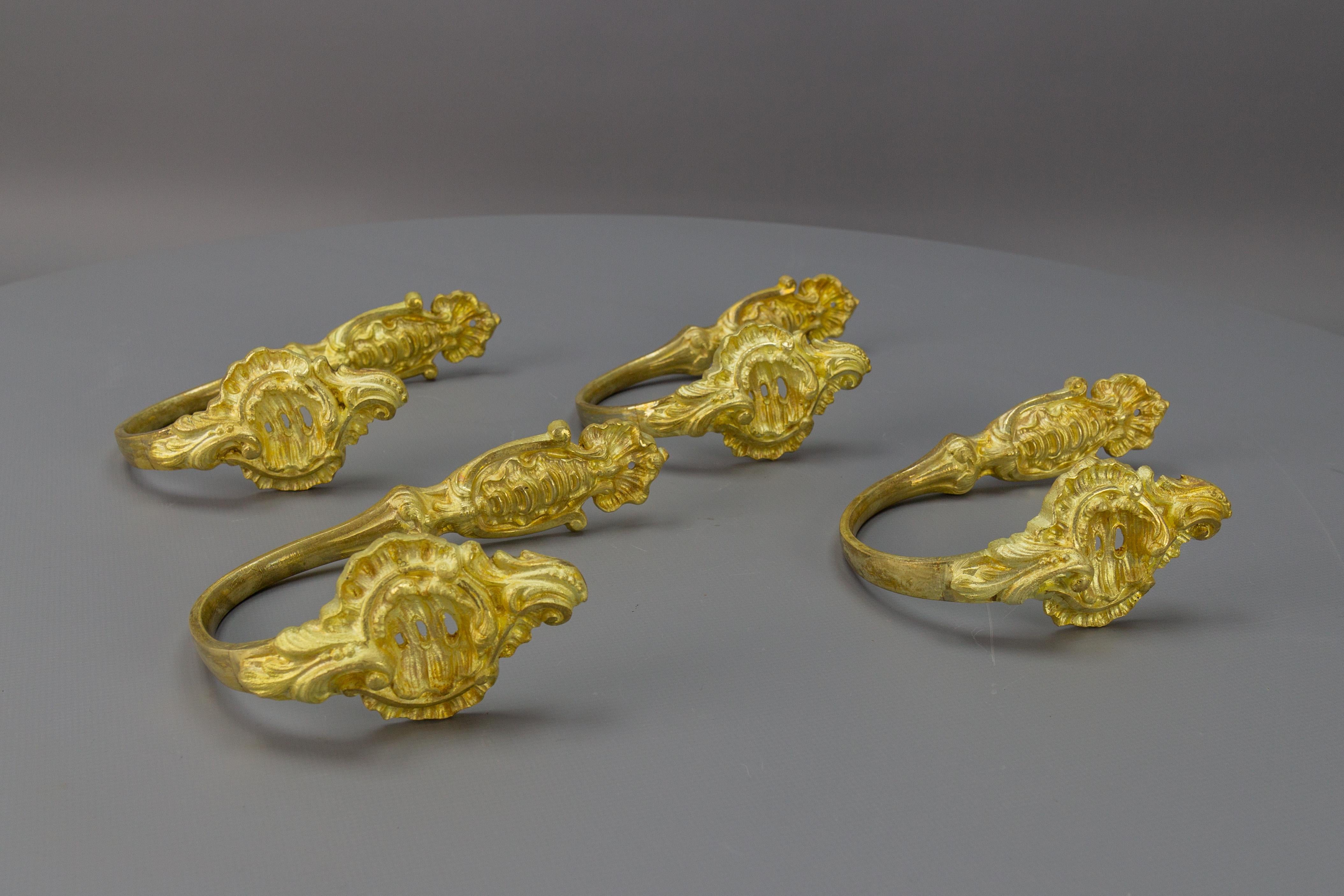 Ensemble de quatre embrasses de rideaux ou supports de rideaux en bronze doré de style rococo français en vente 2