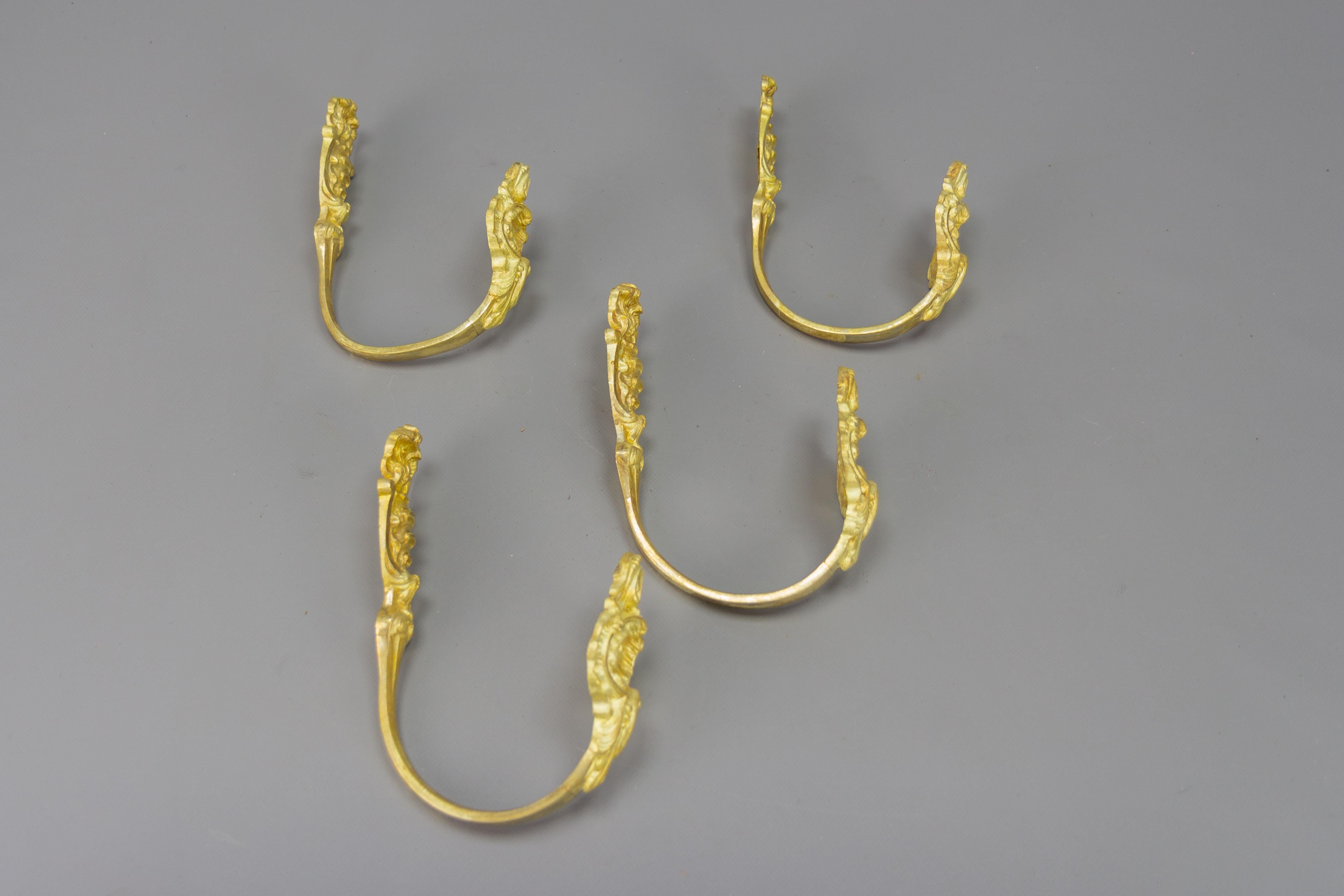 Ensemble de quatre embrasses de rideaux ou supports de rideaux en bronze doré de style rococo français en vente 3