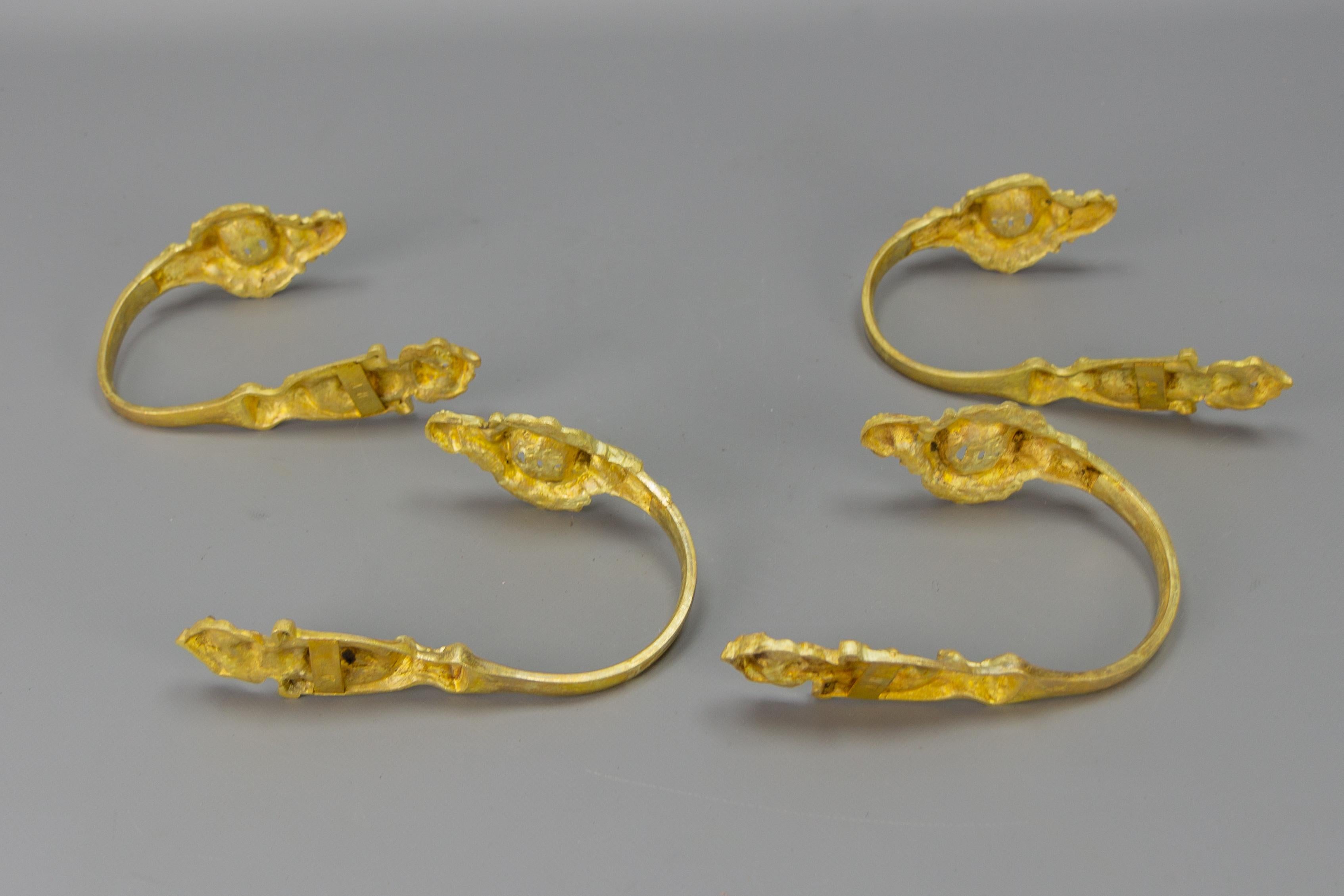 Ensemble de quatre embrasses de rideaux ou supports de rideaux en bronze doré de style rococo français en vente 4