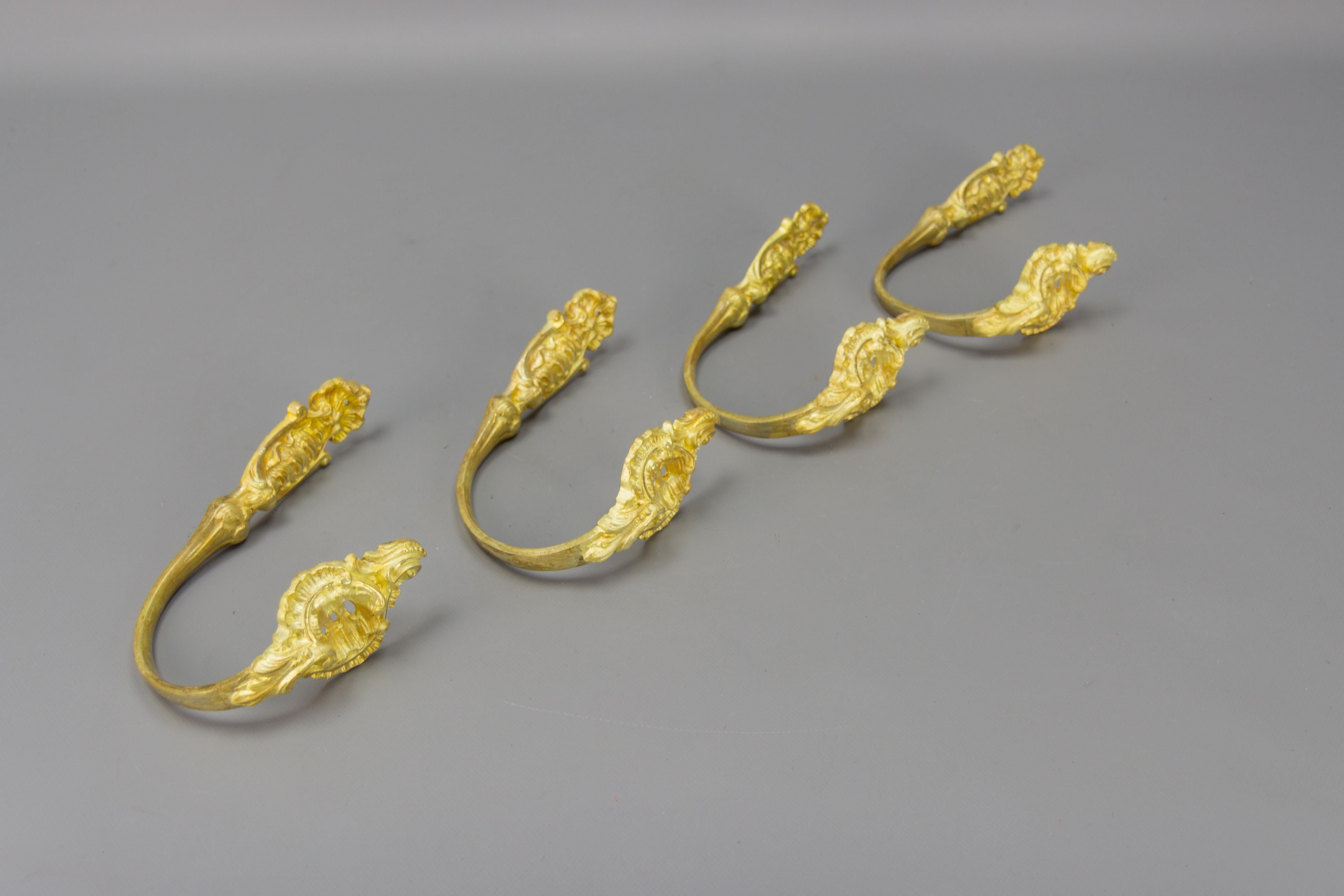 Ensemble de quatre embrasses de rideaux ou supports de rideaux en bronze doré de style rococo français en vente 6
