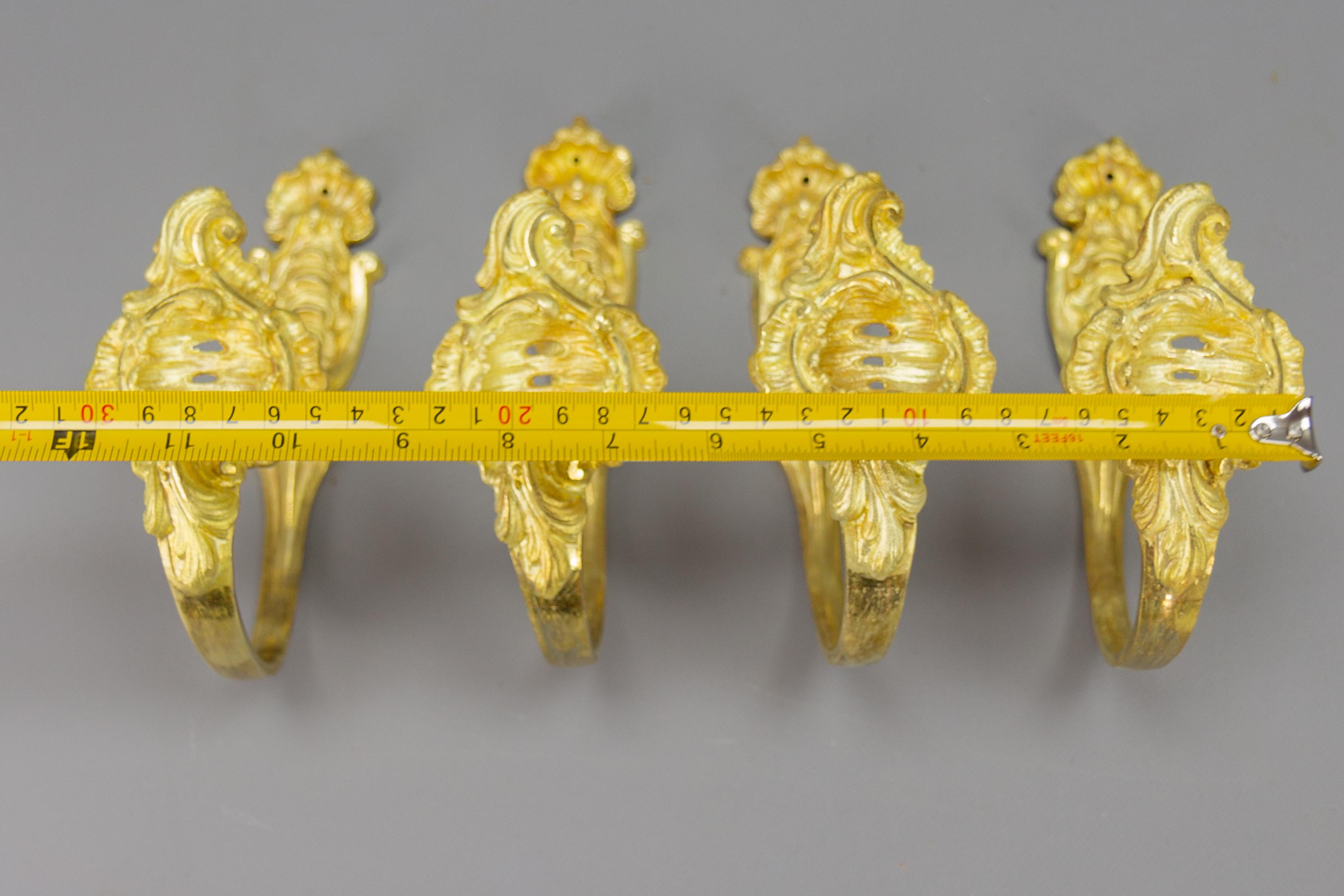 Ensemble de quatre embrasses de rideaux ou supports de rideaux en bronze doré de style rococo français en vente 8