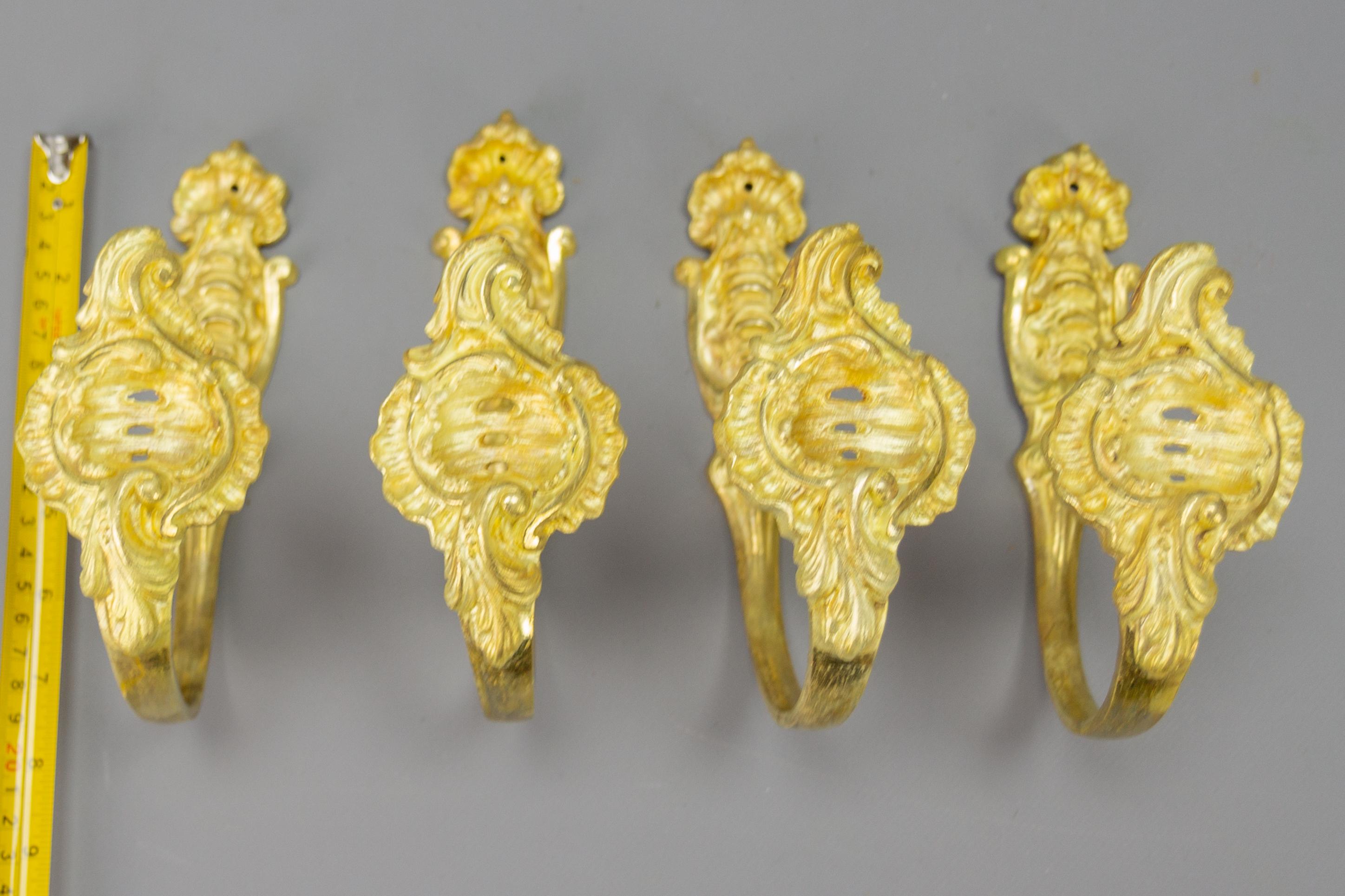 Ensemble de quatre embrasses de rideaux ou supports de rideaux en bronze doré de style rococo français en vente 9