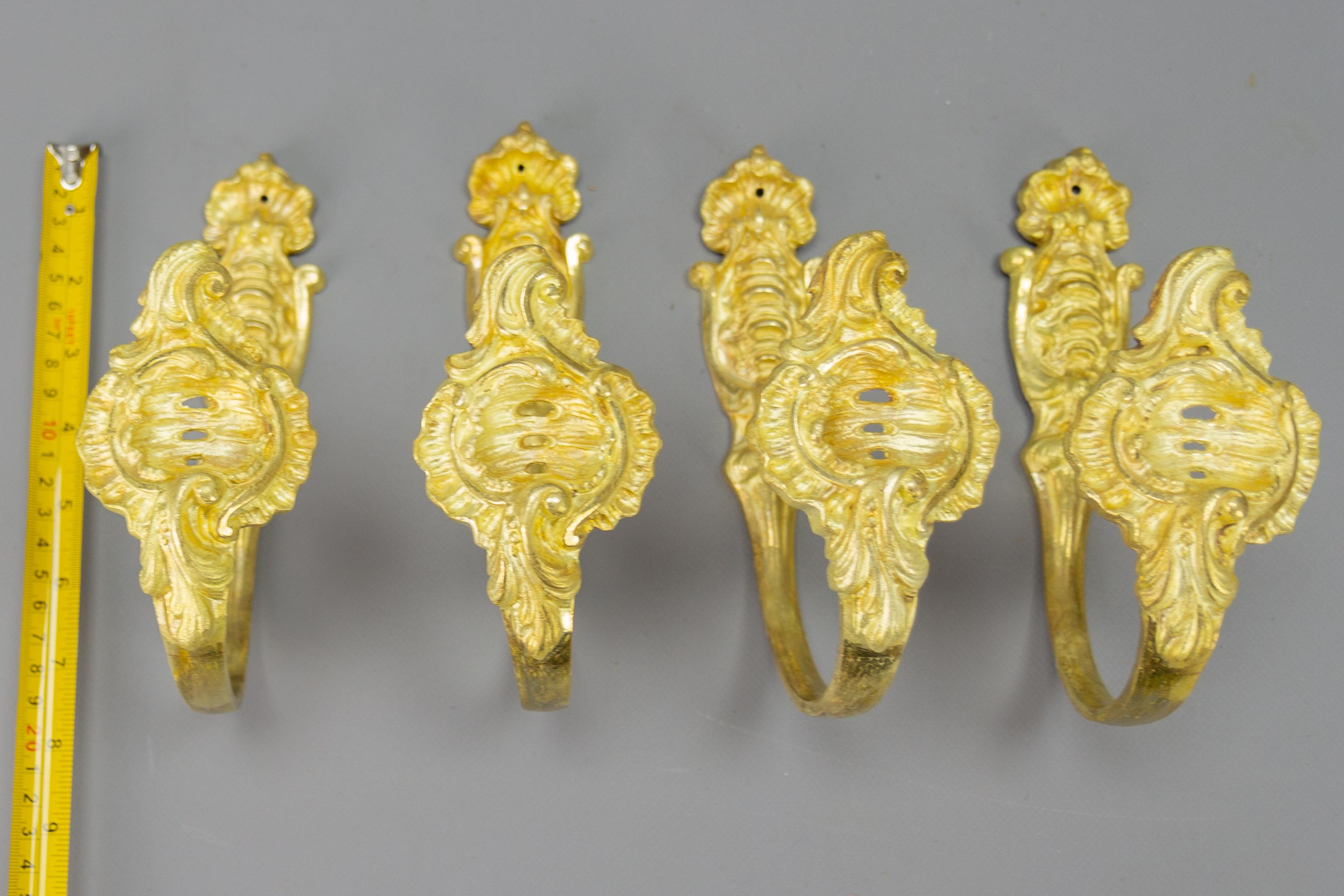 Ensemble de quatre embrasses de rideaux ou supports de rideaux en bronze doré de style rococo français en vente 10