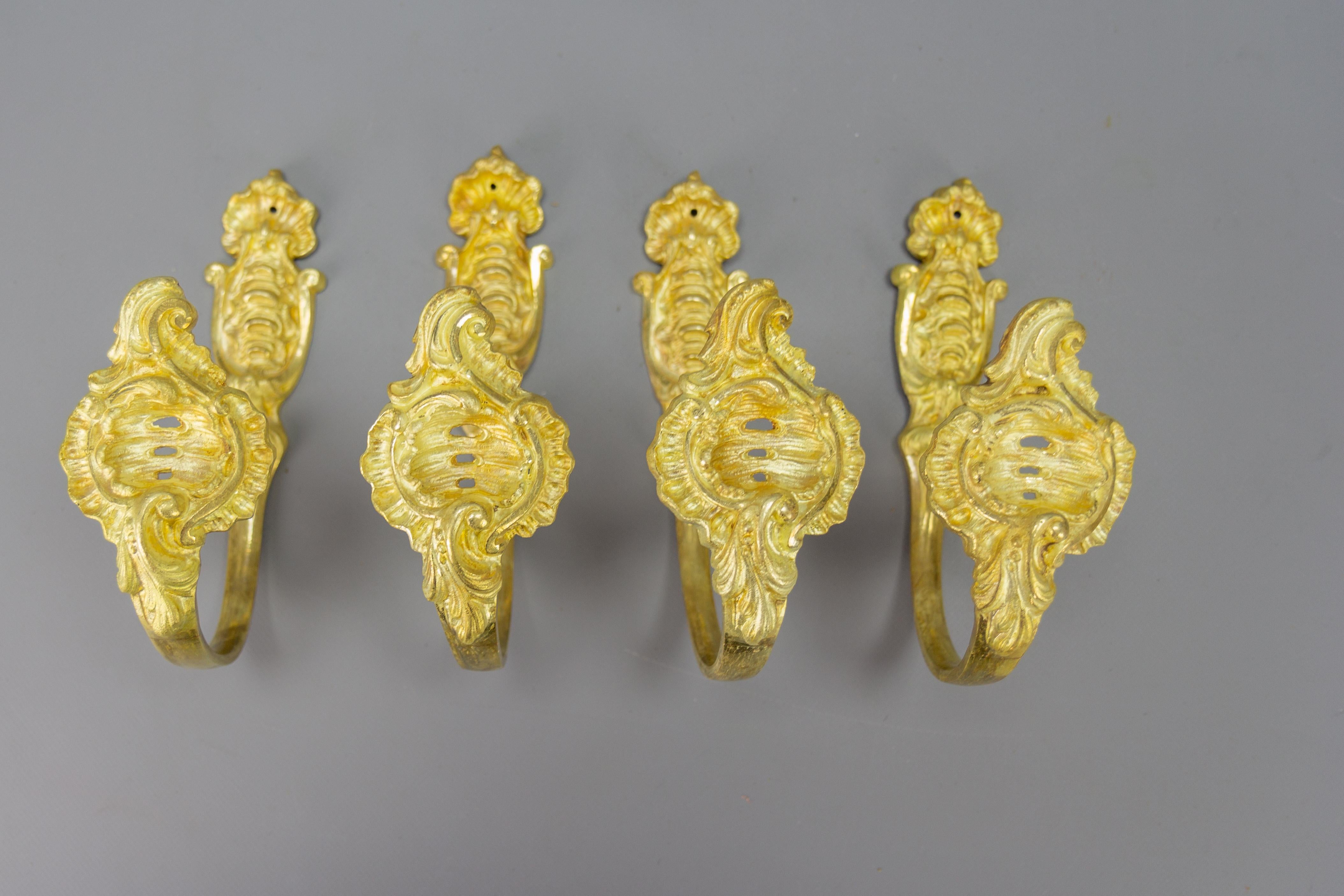 Rococo Ensemble de quatre embrasses de rideaux ou supports de rideaux en bronze doré de style rococo français en vente