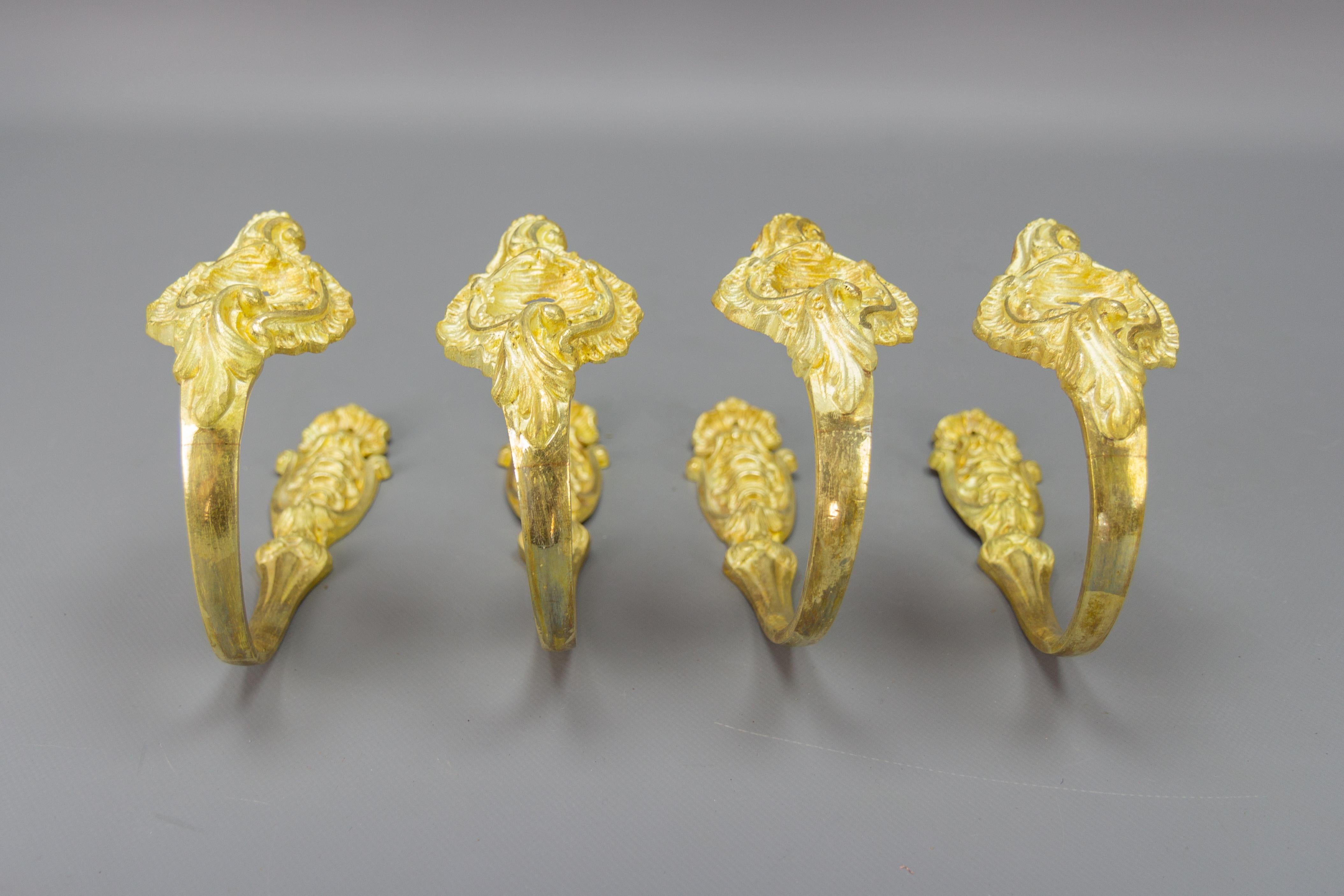 Français Ensemble de quatre embrasses de rideaux ou supports de rideaux en bronze doré de style rococo français en vente