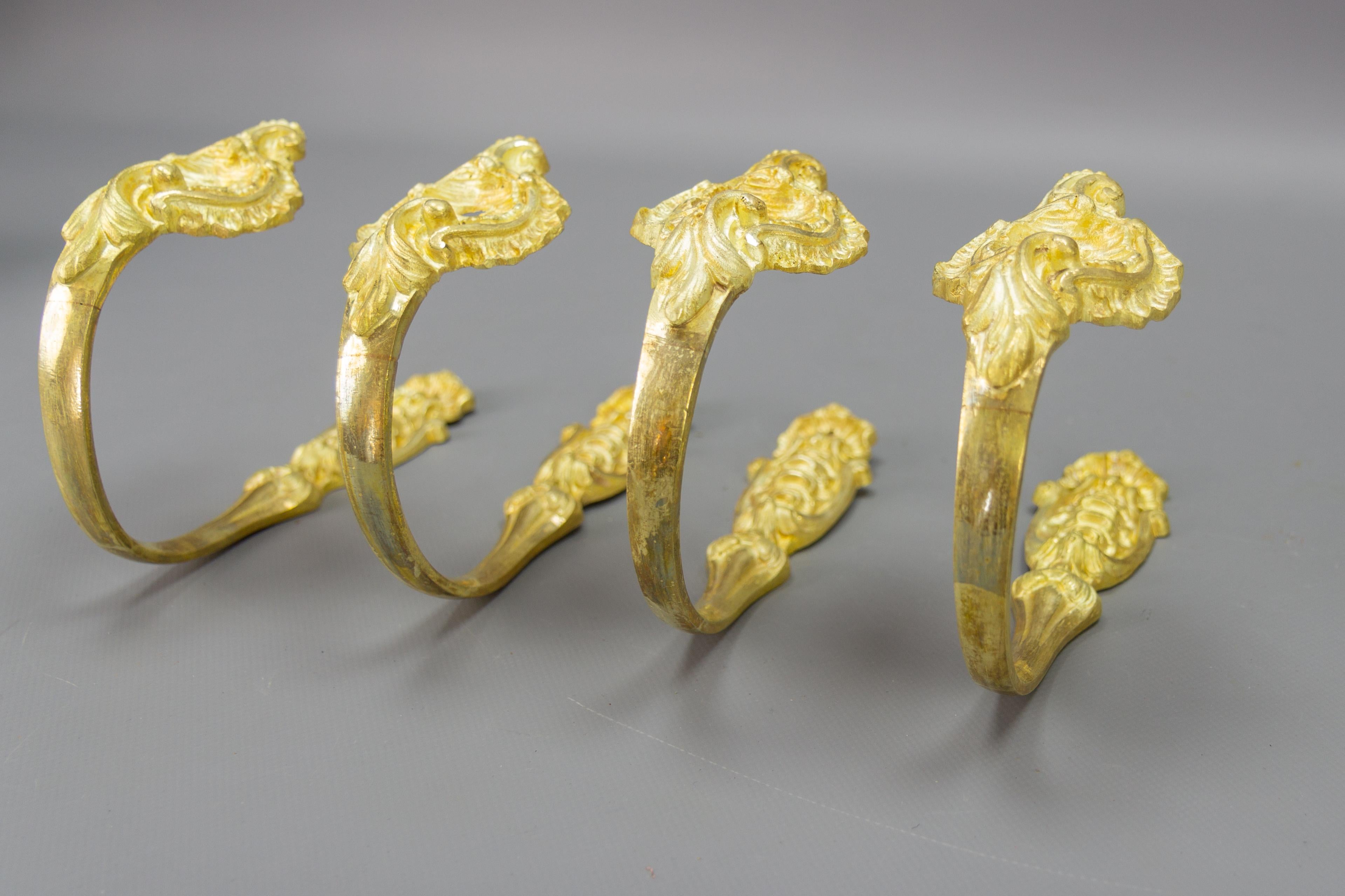 Doré Ensemble de quatre embrasses de rideaux ou supports de rideaux en bronze doré de style rococo français en vente