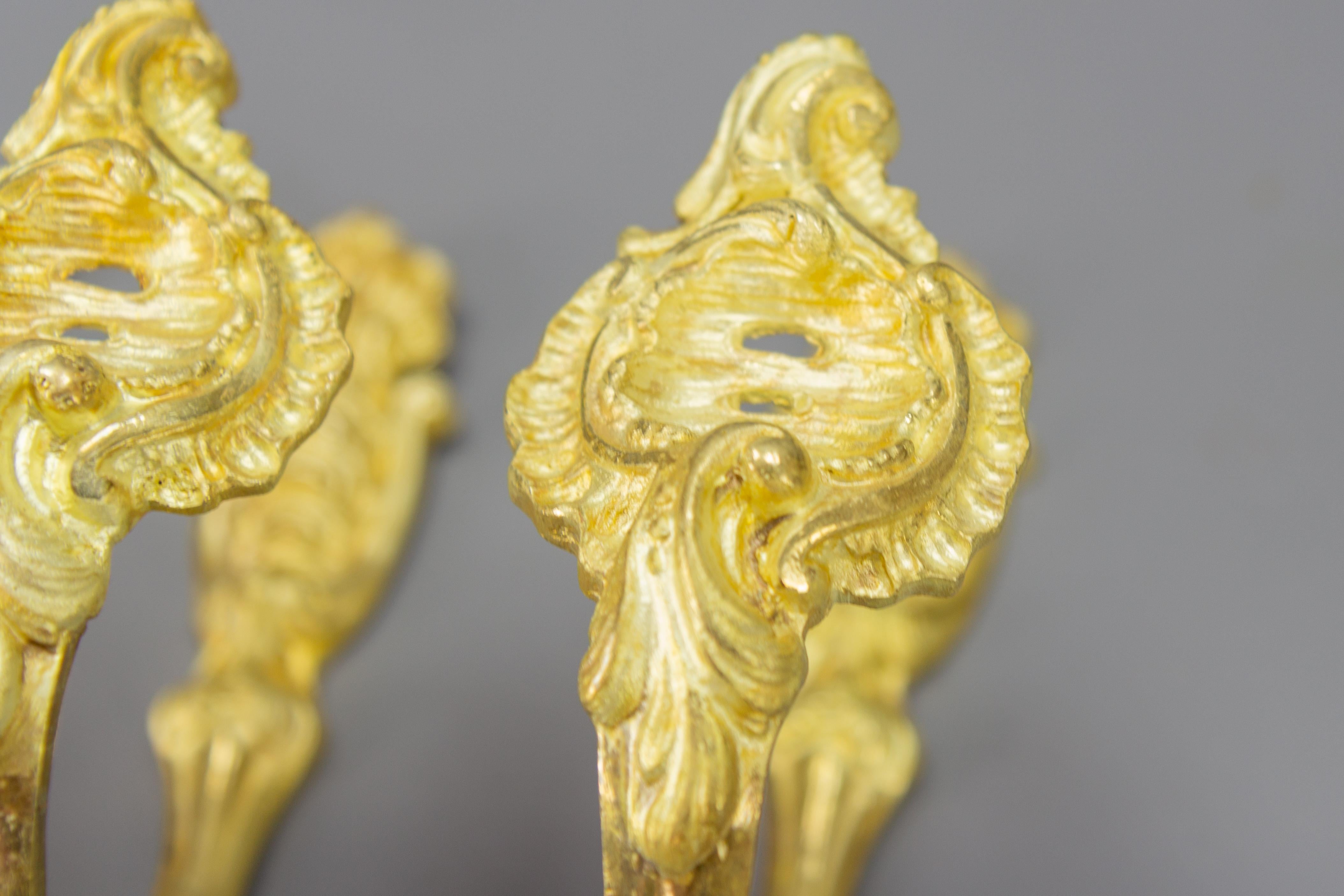 Ensemble de quatre embrasses de rideaux ou supports de rideaux en bronze doré de style rococo français Bon état - En vente à Barntrup, DE