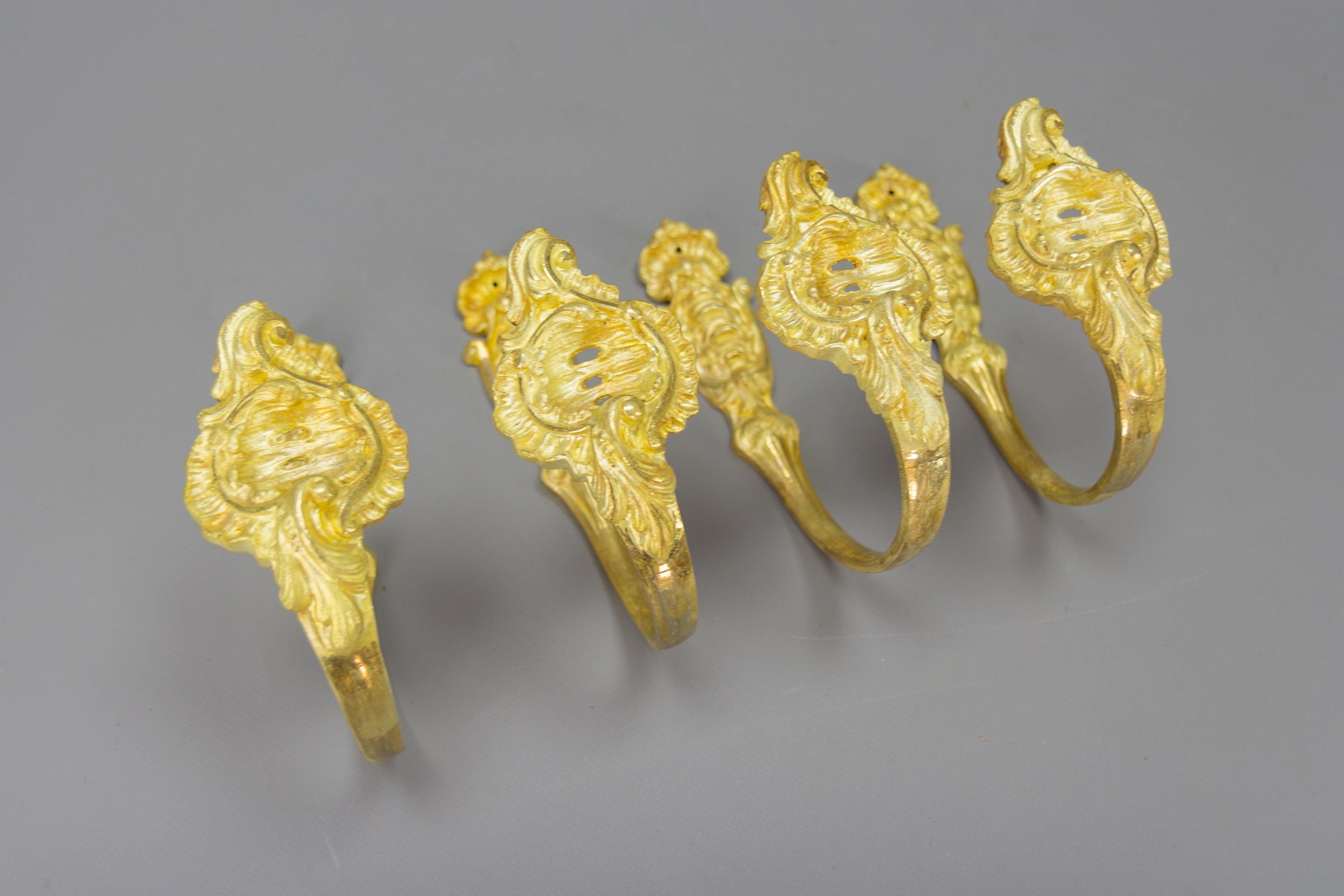20ième siècle Ensemble de quatre embrasses de rideaux ou supports de rideaux en bronze doré de style rococo français en vente