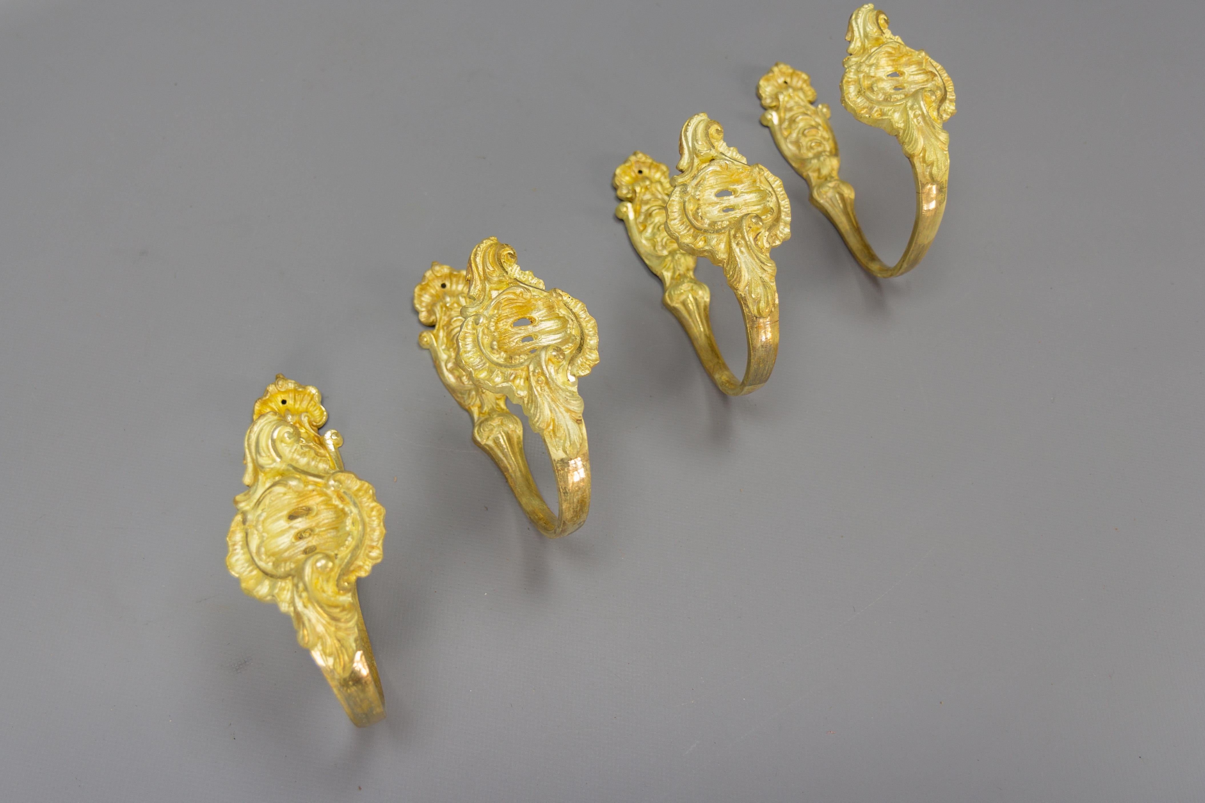 Bronze Ensemble de quatre embrasses de rideaux ou supports de rideaux en bronze doré de style rococo français en vente