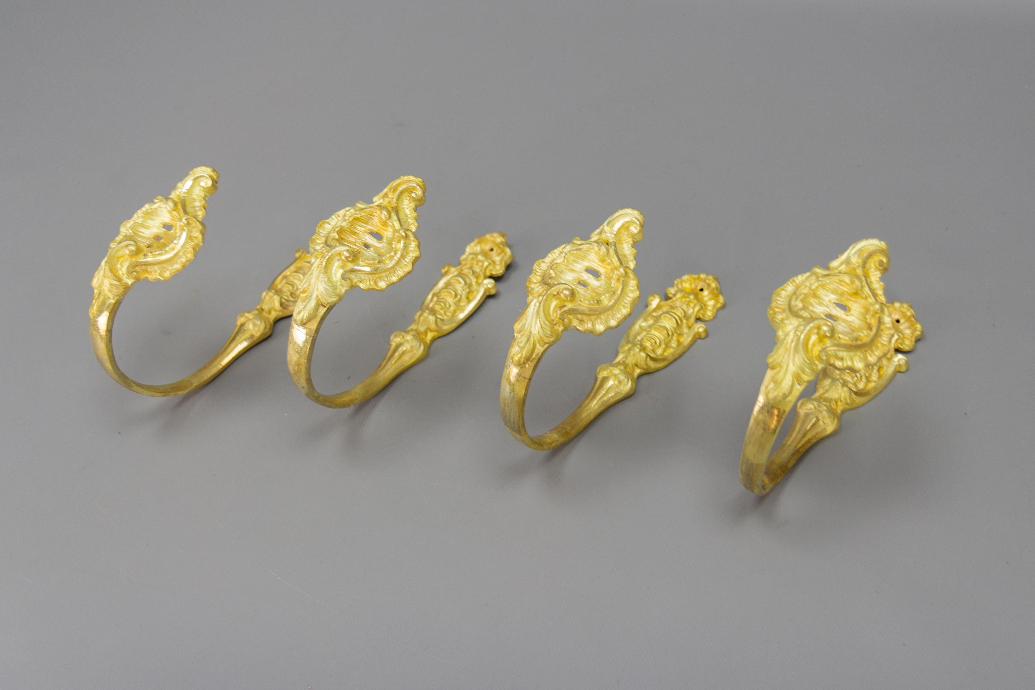 Ensemble de quatre embrasses de rideaux ou supports de rideaux en bronze doré de style rococo français en vente 1